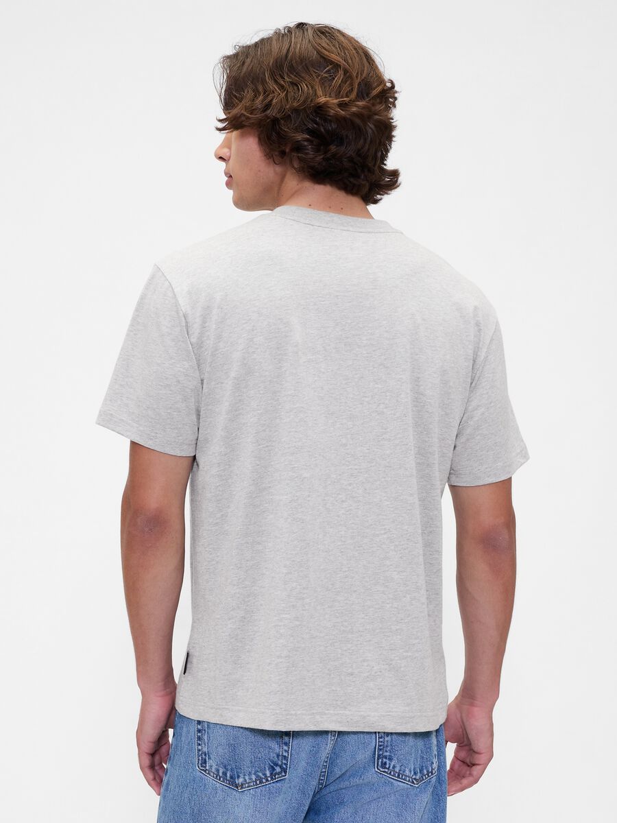 T-shirt grigia a maniche corte con stampa gap Uomo_1