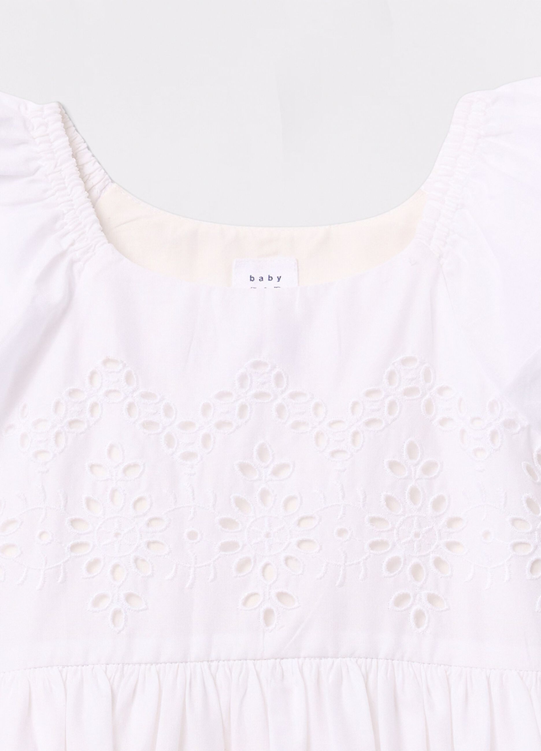 Abito bianco in cotone con fiori traforati_3