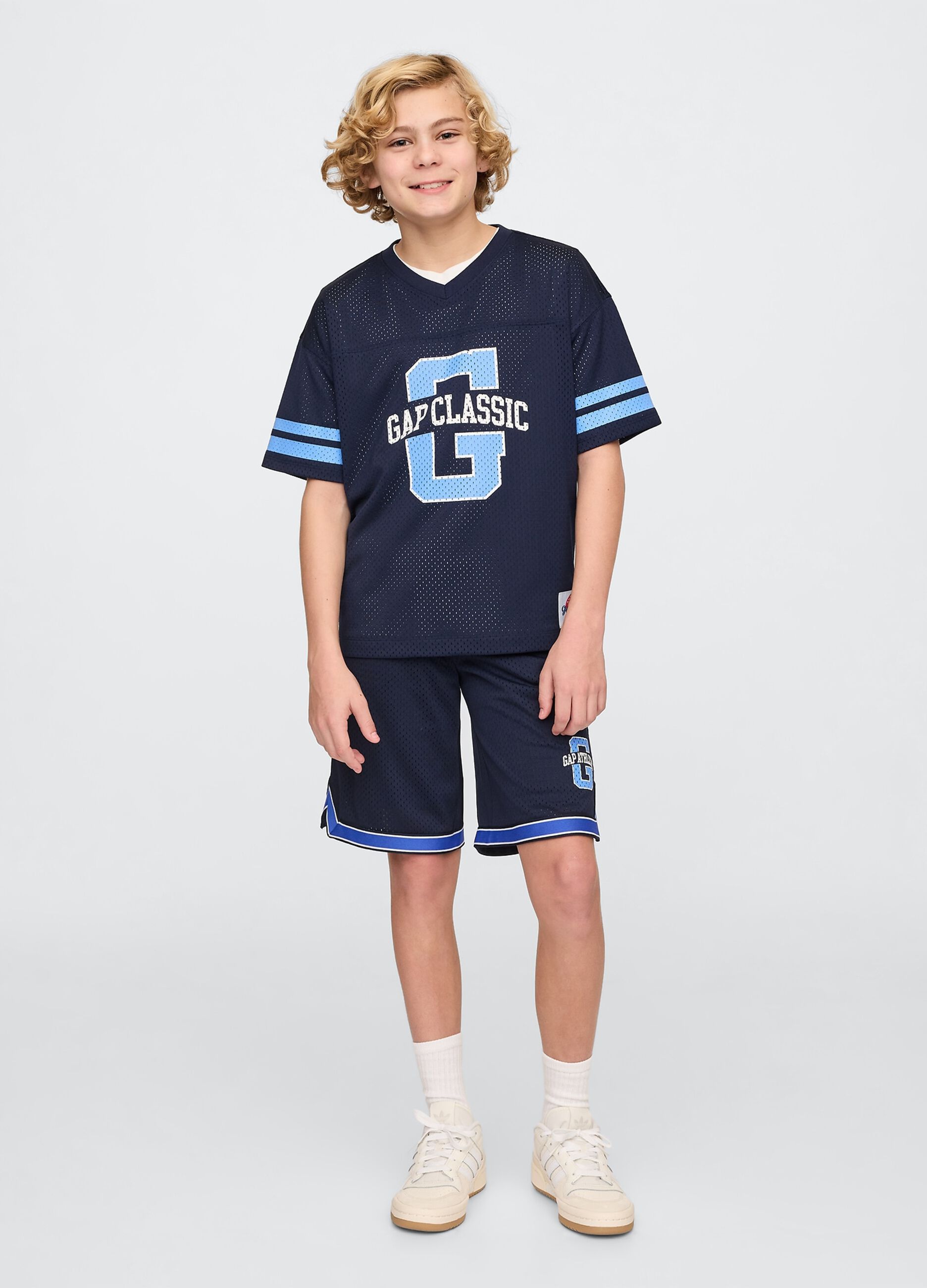 Maglia sportiva blu con logo e dettagli in azzurro_1