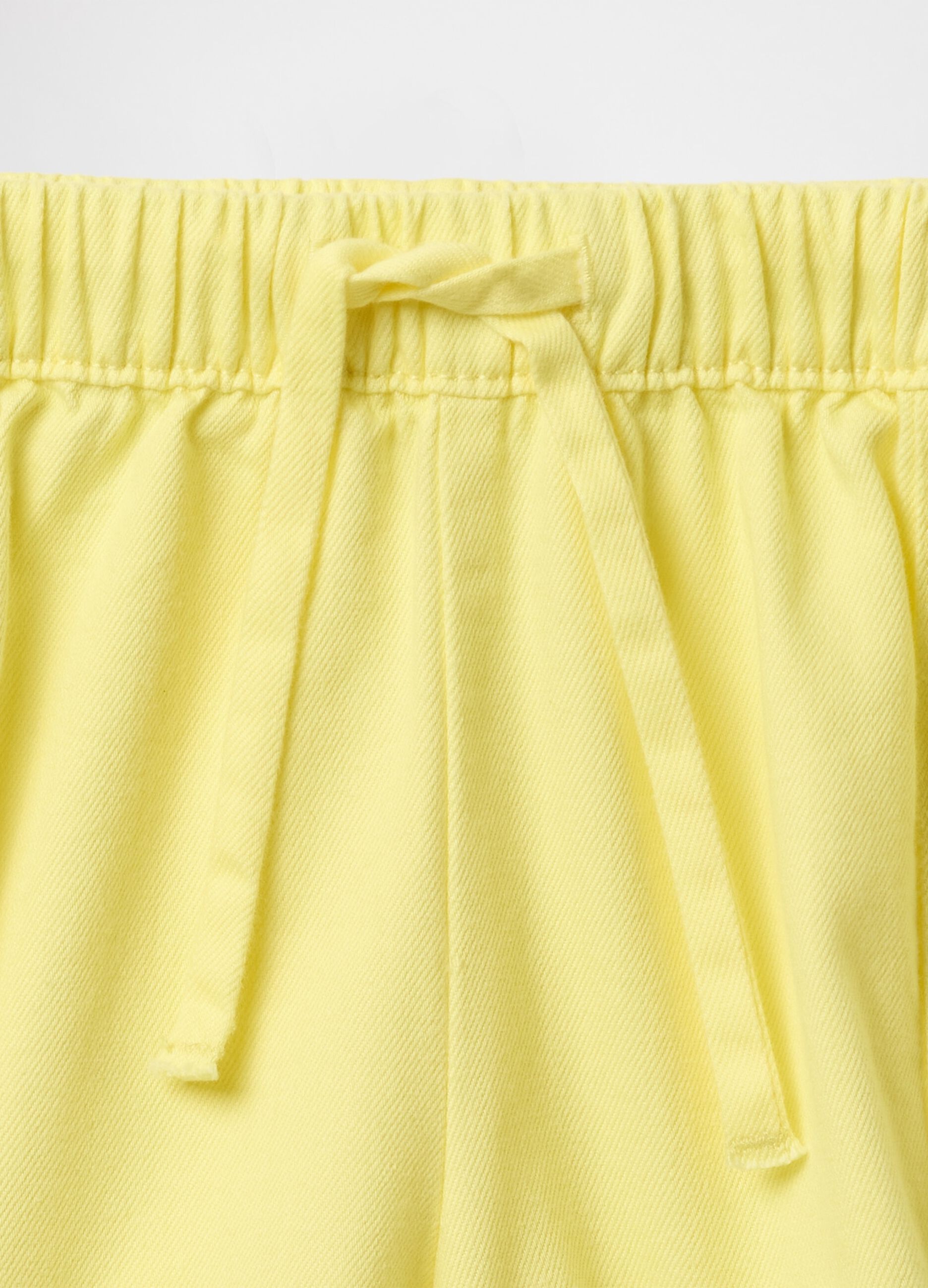 Shorts gialli con coulisse_3