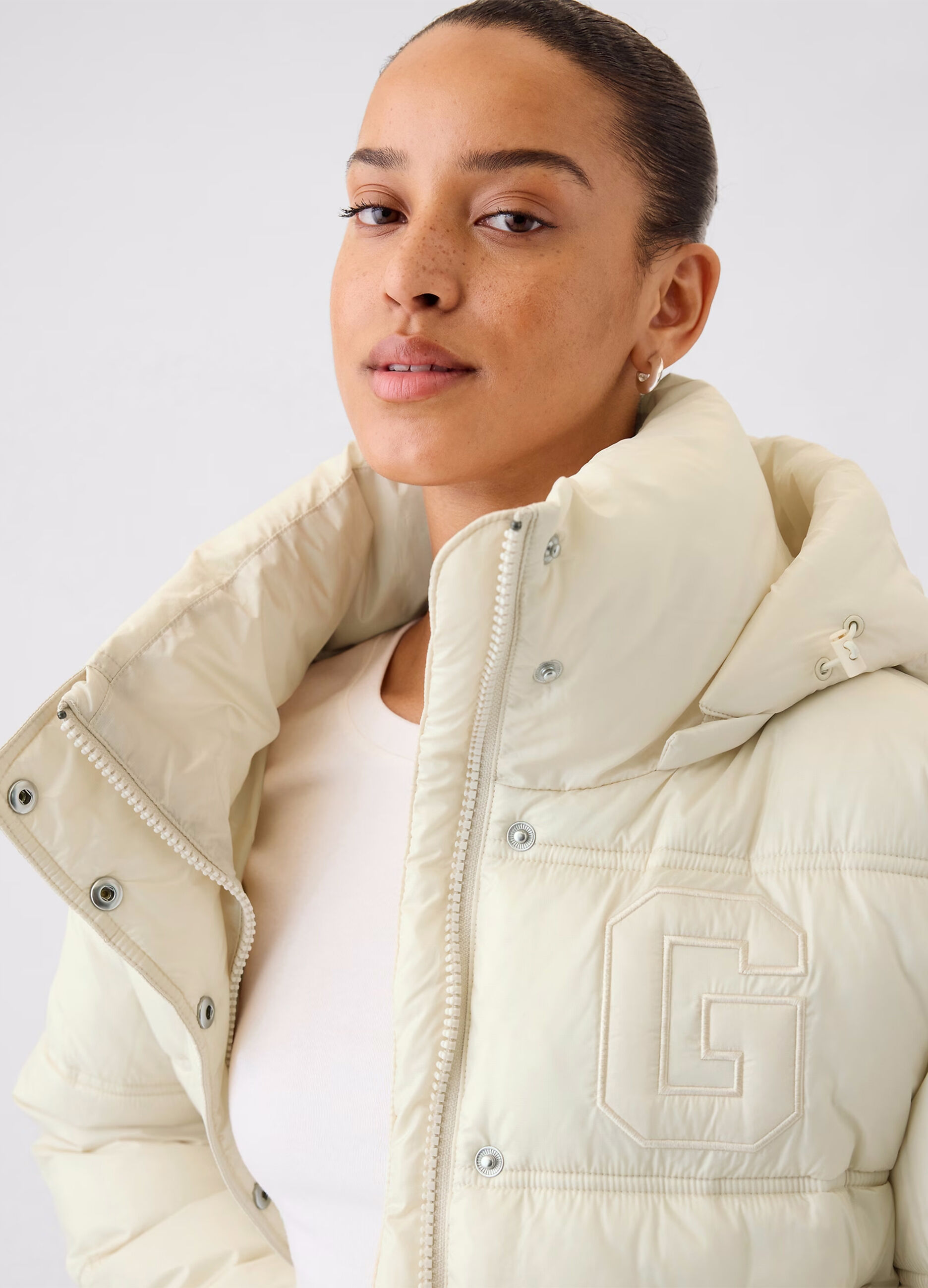 Piumino corto trapuntato con cappuccio