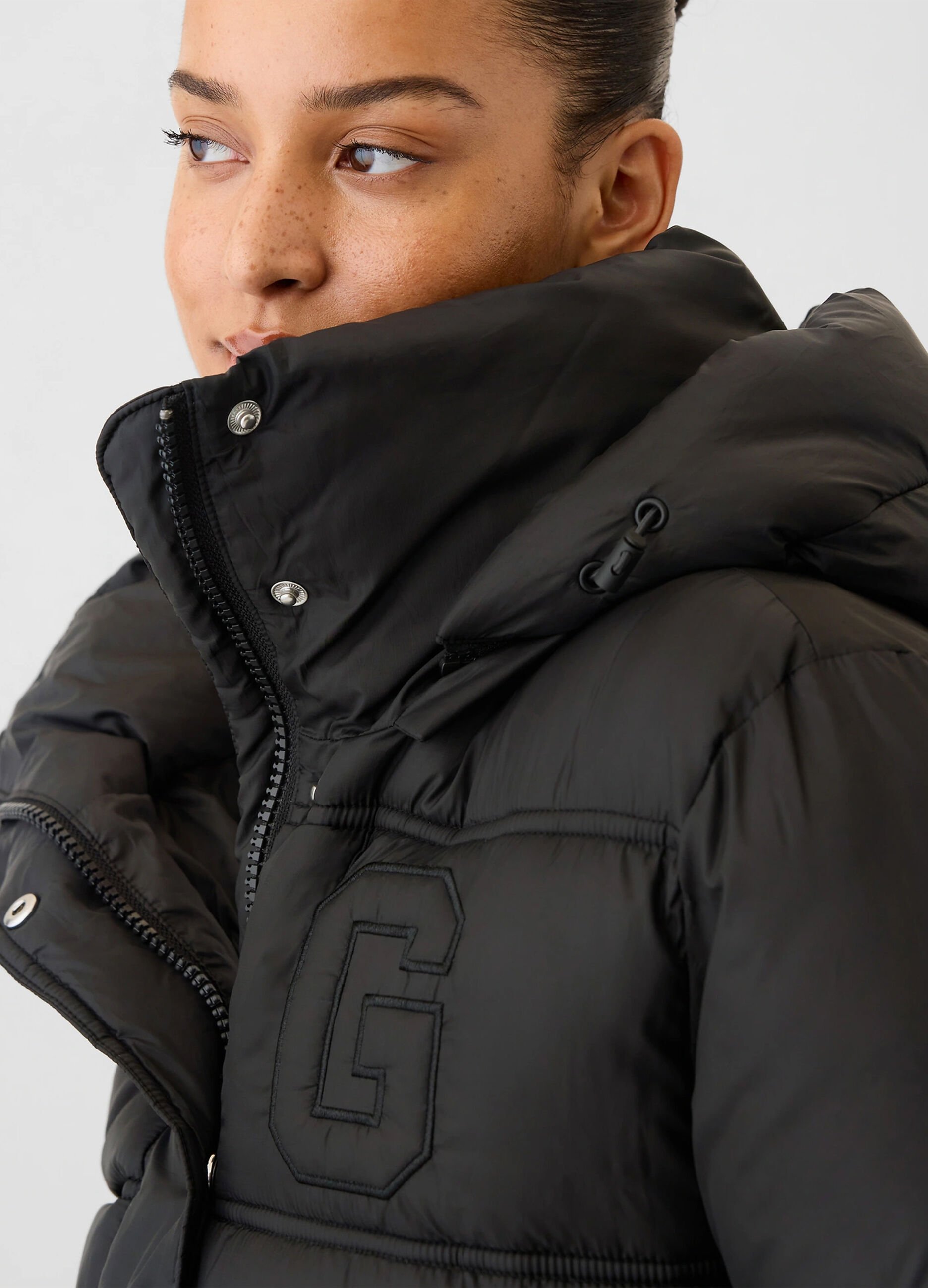 Short quilted down jacket with hood
