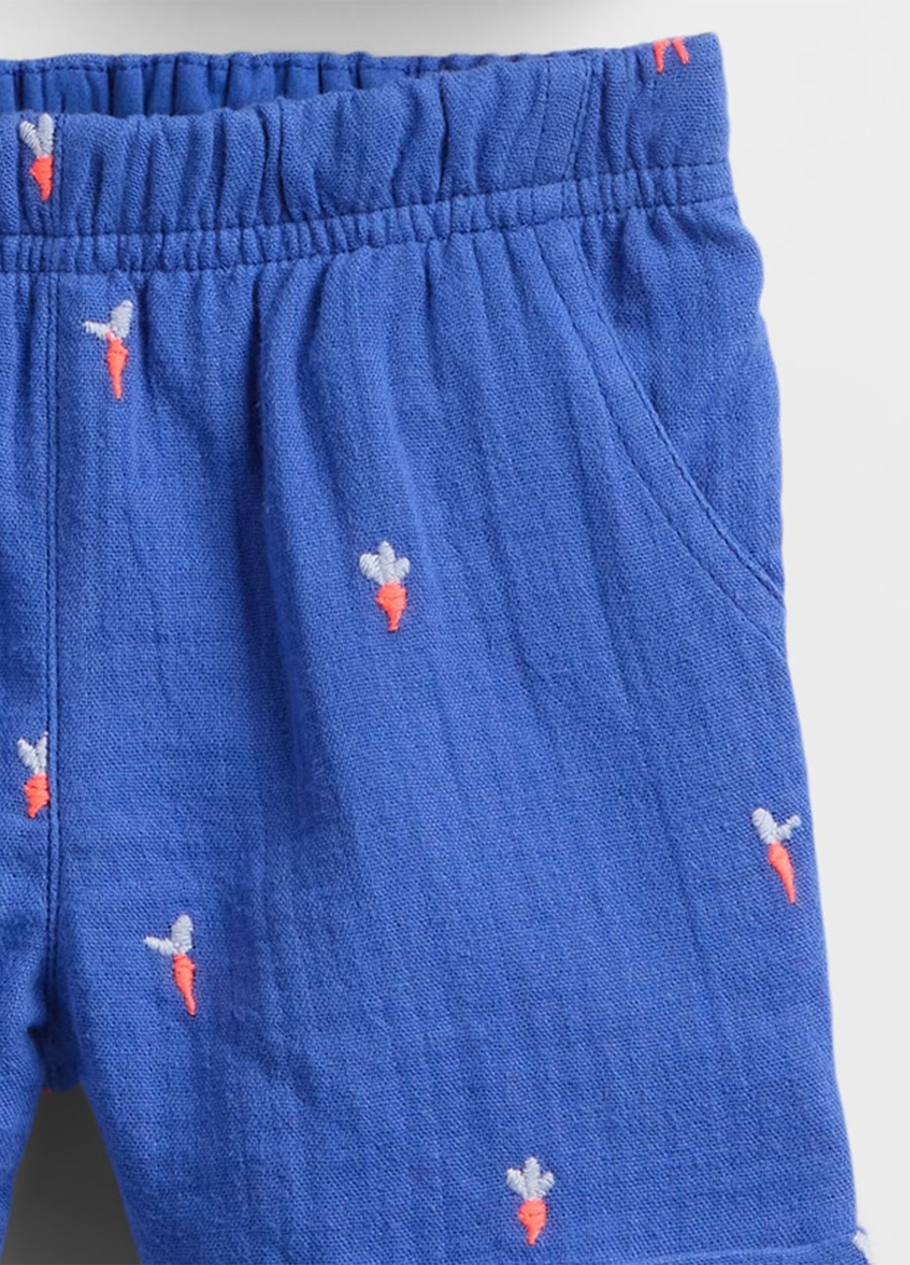 Completo estivo con maglietta azzurra e pantaloncini blu_2