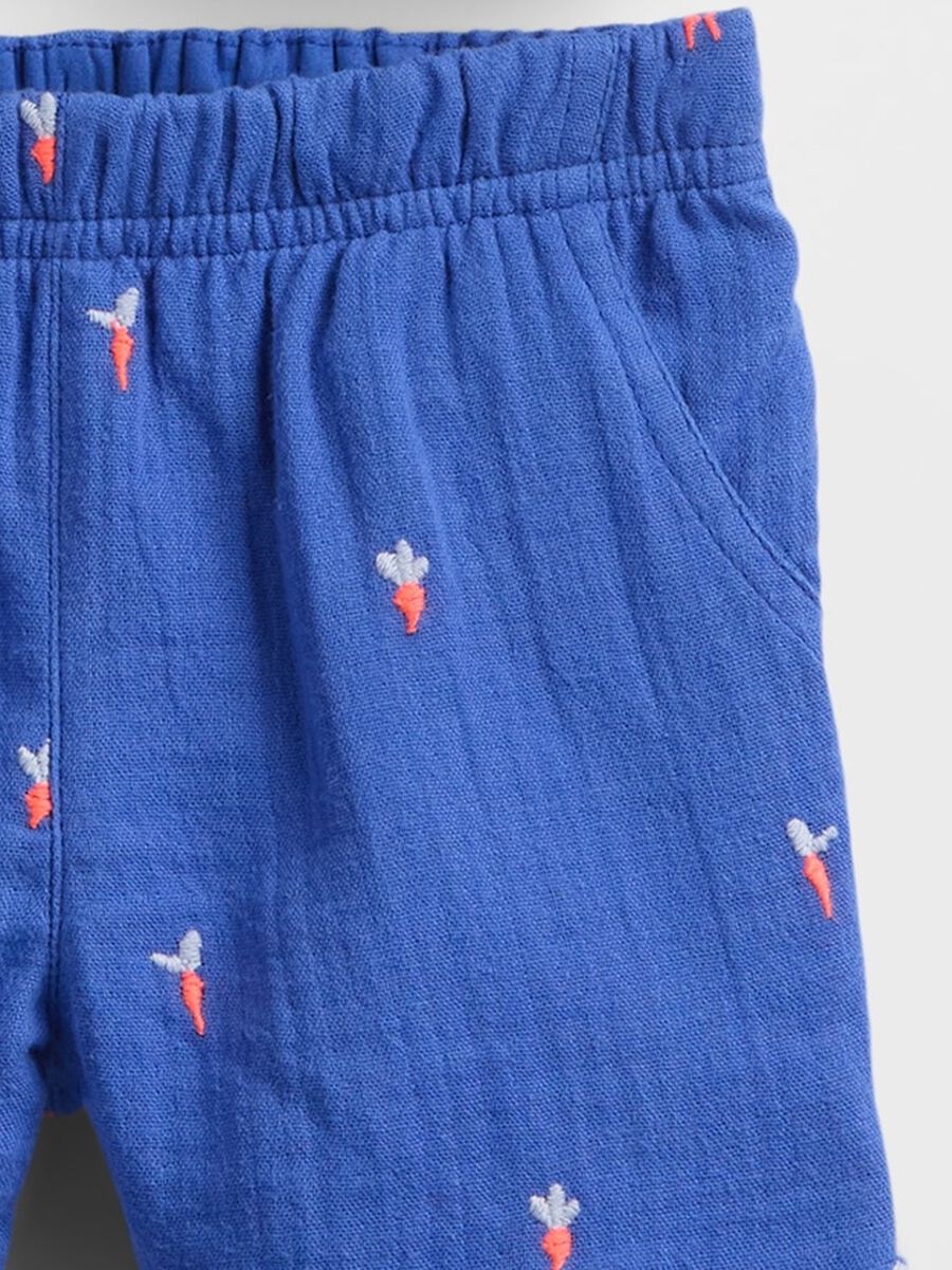Completo estivo con maglietta azzurra e pantaloncini blu Neonato_2
