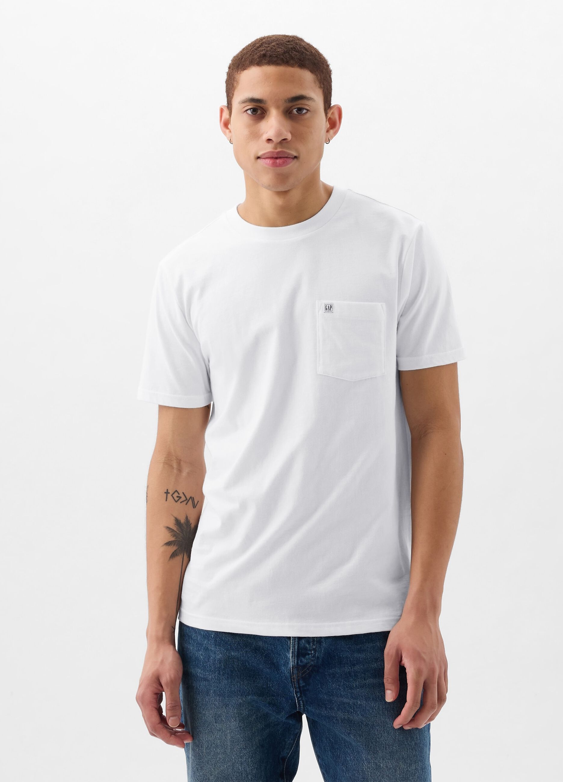 T-shirt in cotone con tasca e patch logo
