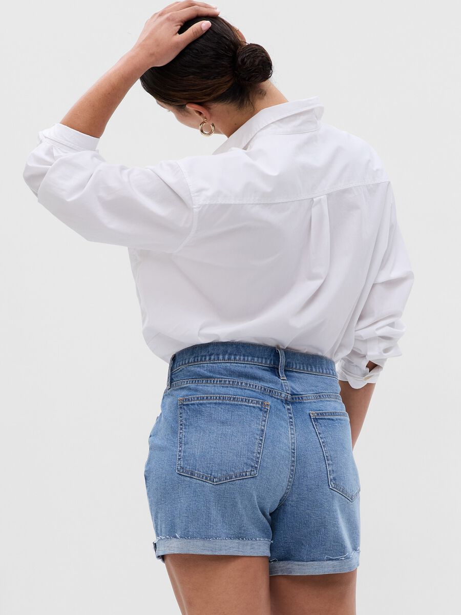 Girlfriend shorts in denim with raw hem Woman_4