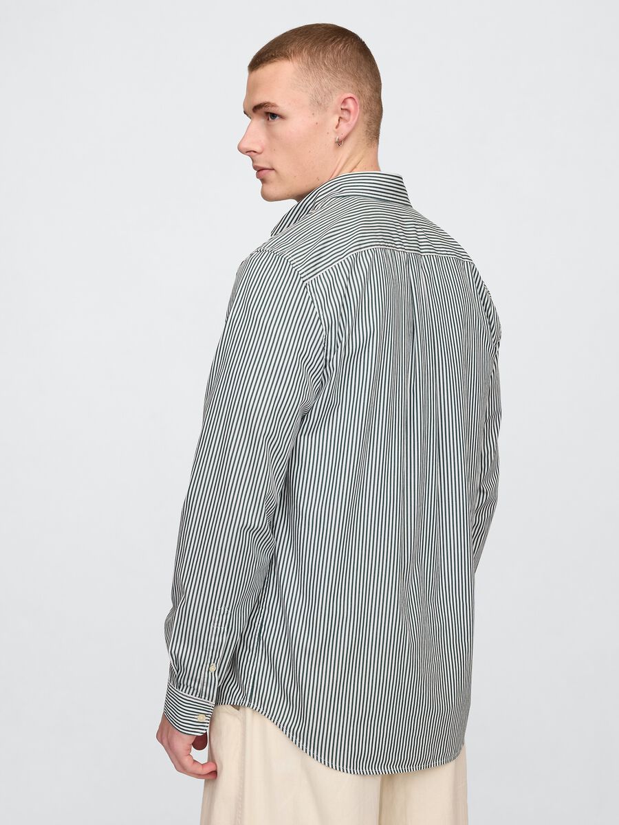 Camicia a righe verdi e bianche GAP Uomo_2