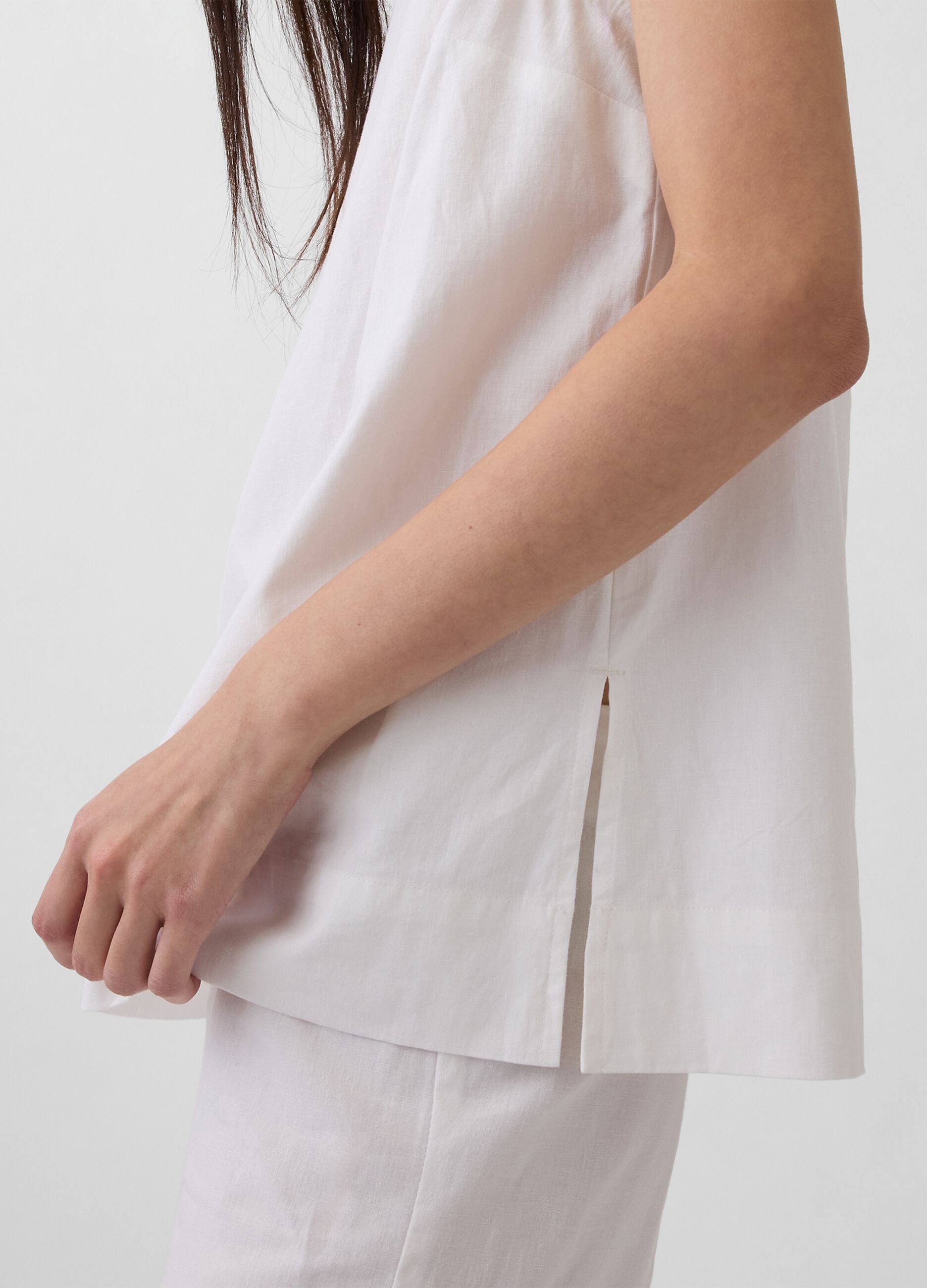 Top smanicato in misto lino