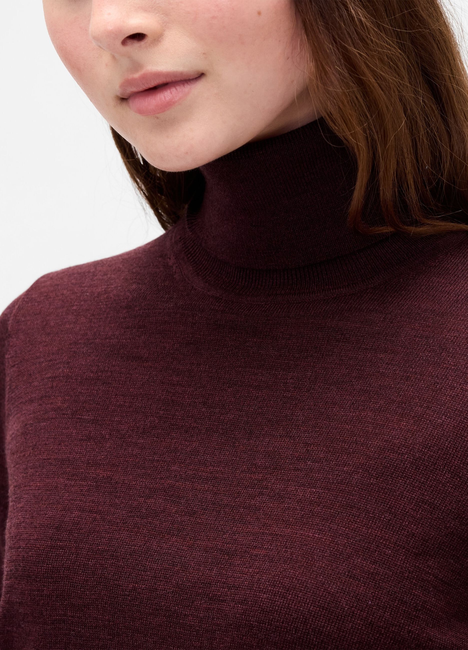 Maglione rosso a collo alto in lana_3