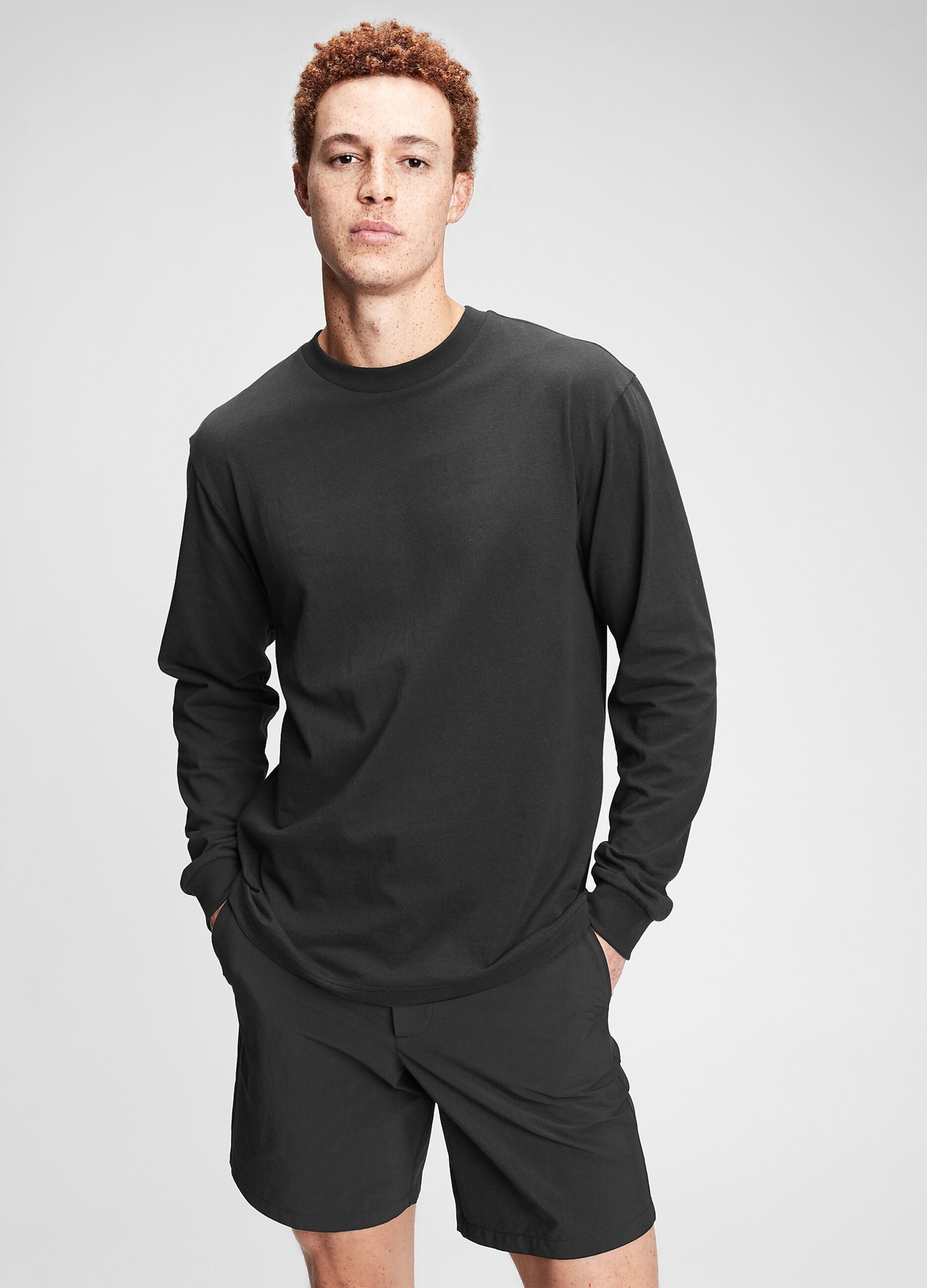 Solid colour cotton T-shirt with long sleeves.