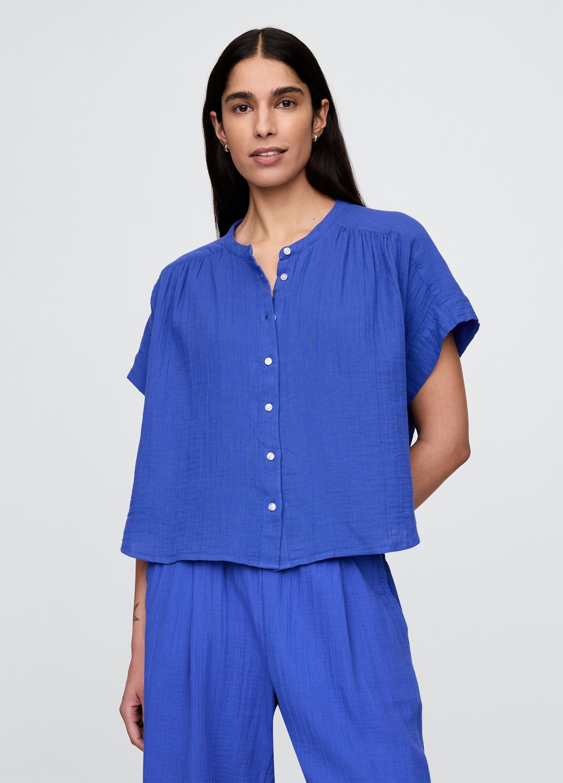 Blusa blu in misto cotone e viscosa con maniche corte