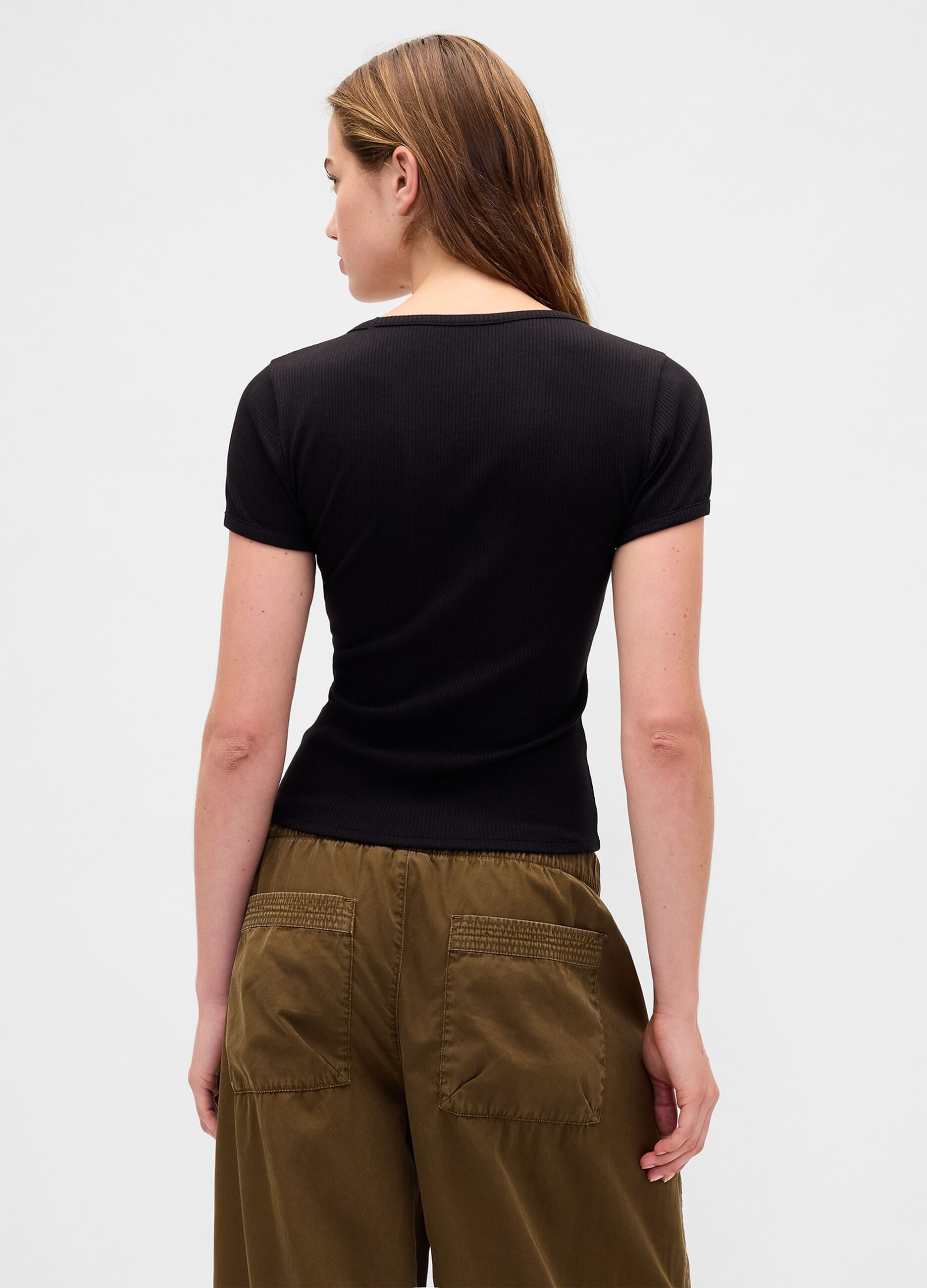 T-shirt nera elasticizzata a maniche corte_2