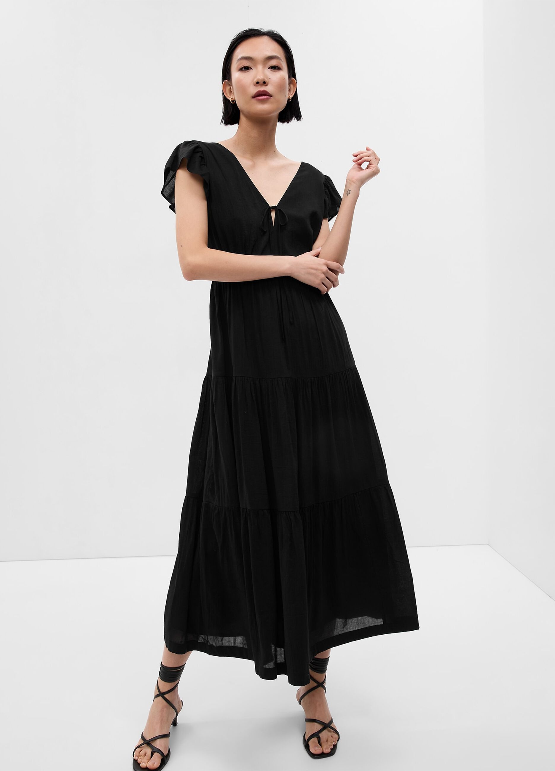 Vestito nero lungo con balze store