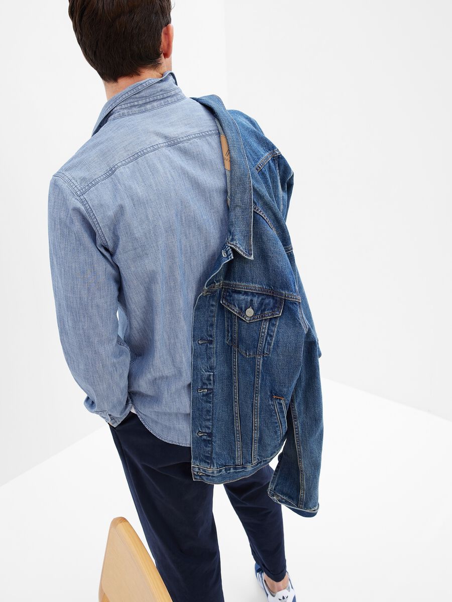 Camicia regular fit in cotone chambray Uomo_1