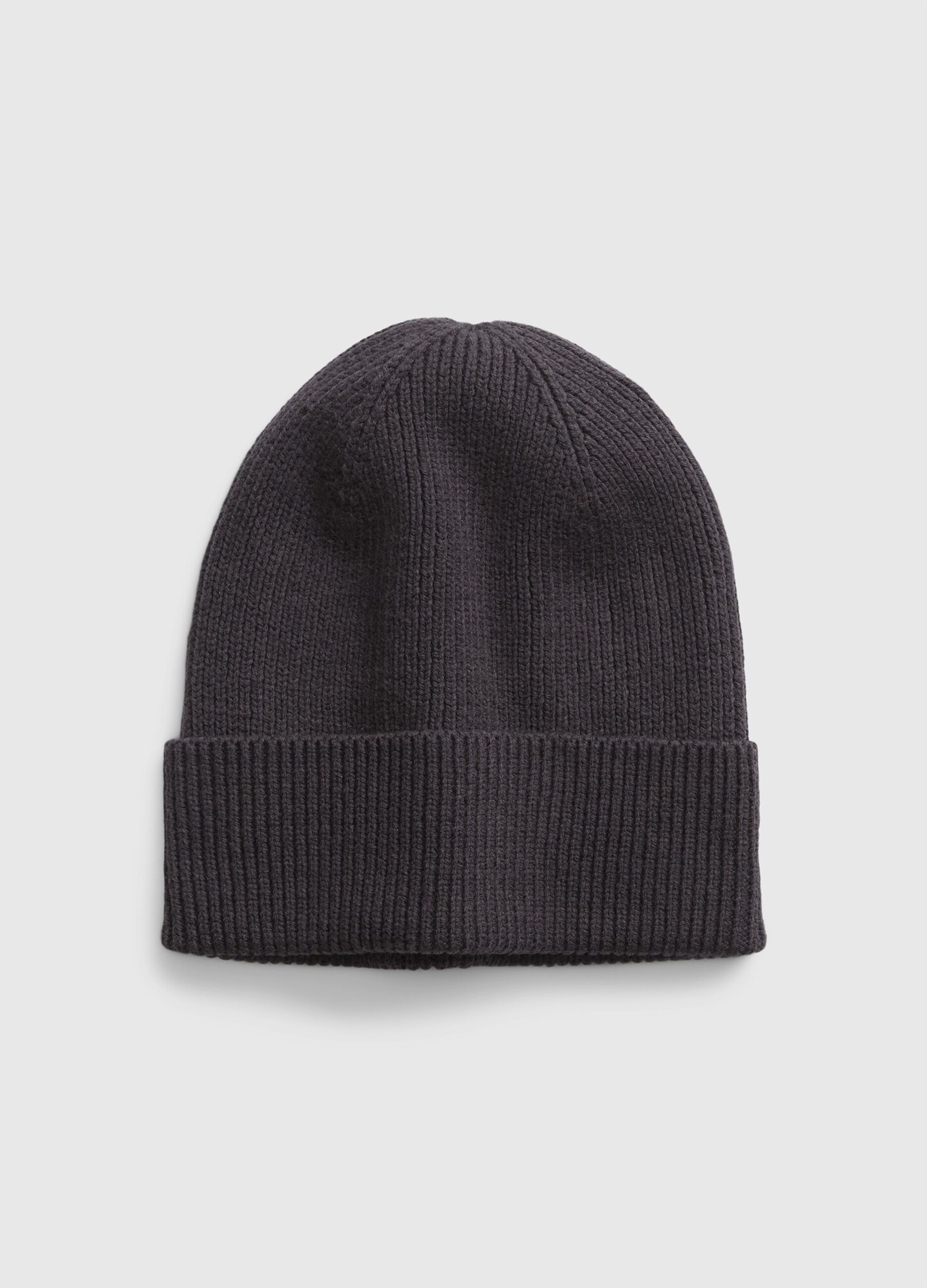Ribbed cap with embroidered logo