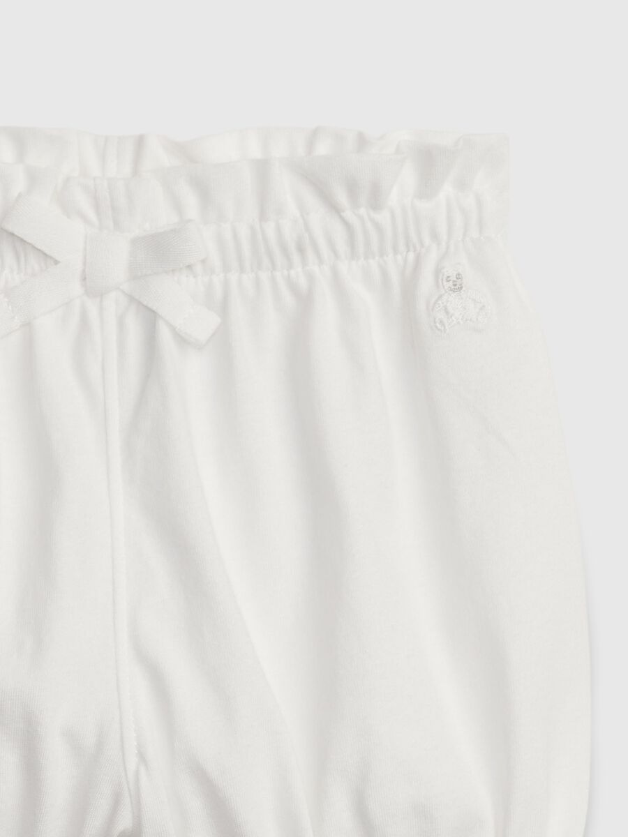 Shorts in cotone bio con ricamo orsetto Neonato_2