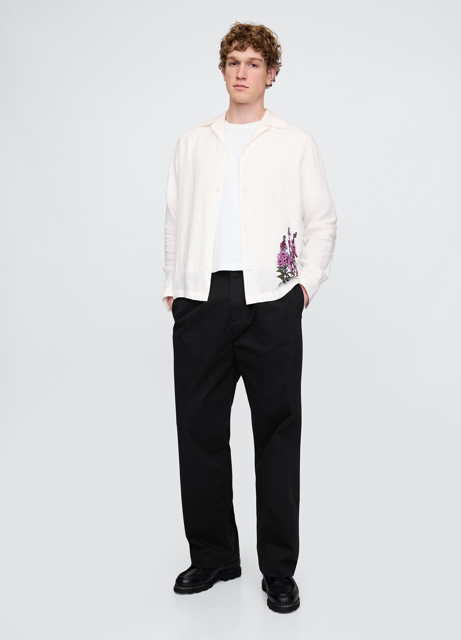 Camicia bianca con ricamo floreale_1