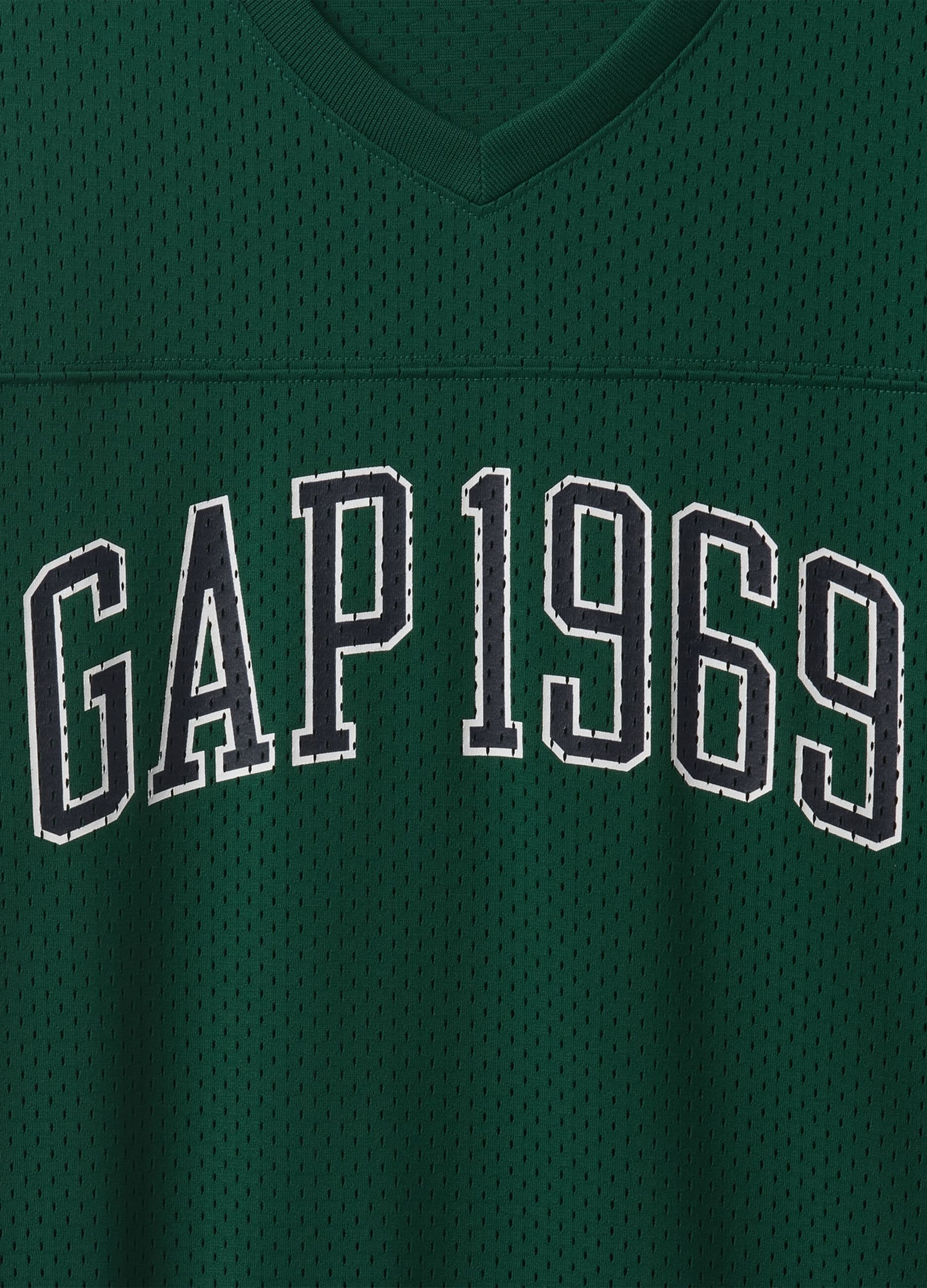 Maglia sportiva verde con logo GAP 1969_4
