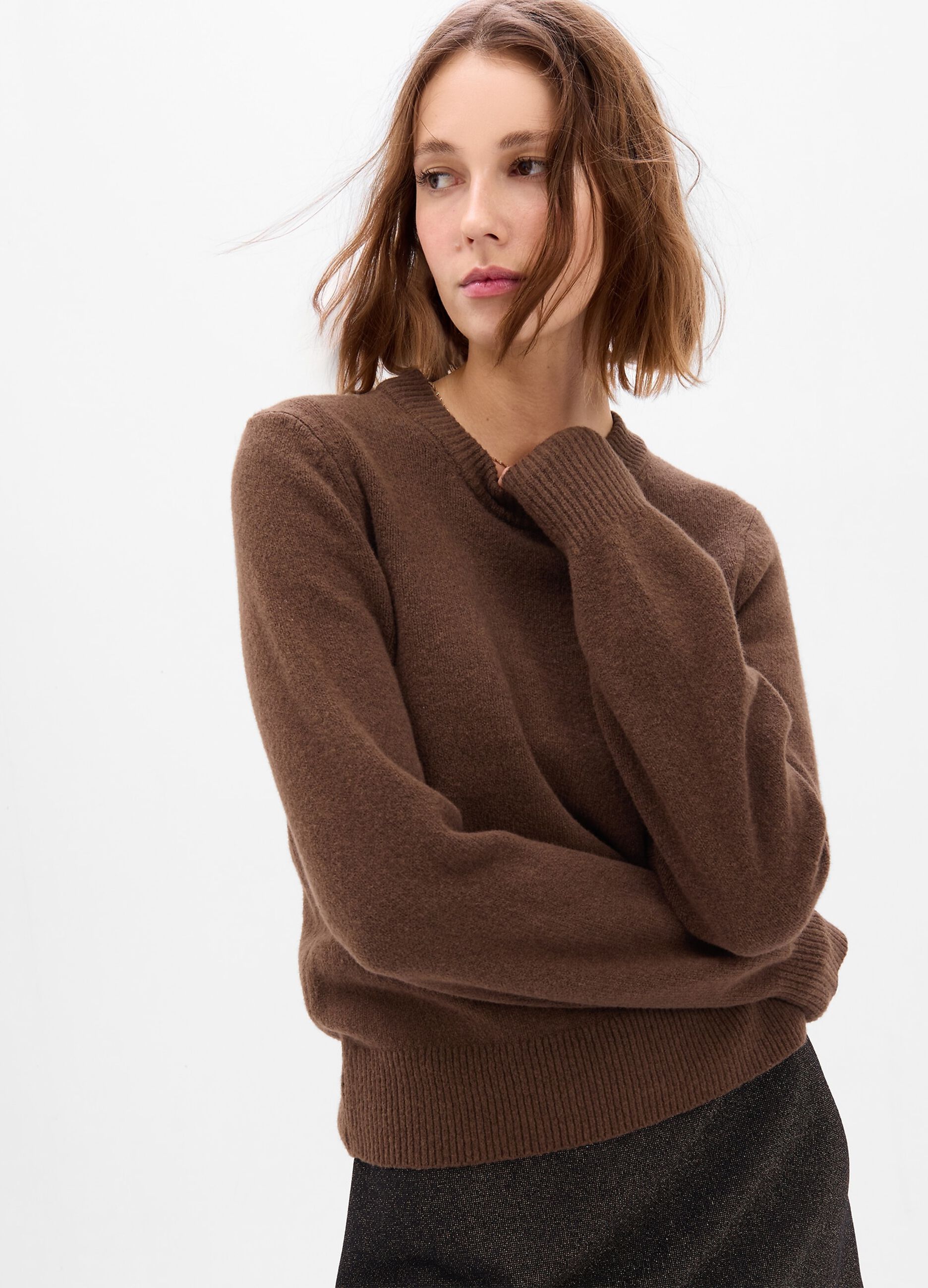 Puff-sleeved pullover with round neck