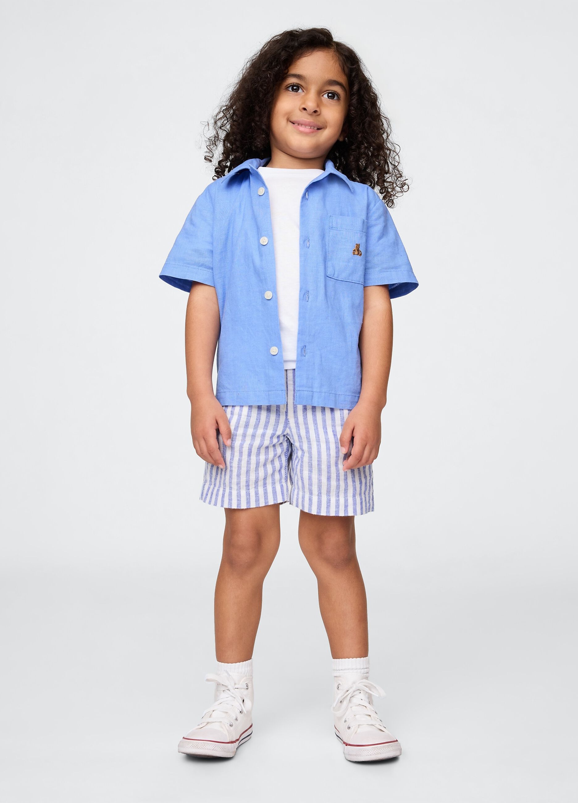 Set camicia azzurra e pantaloncini a righe bianche e blu