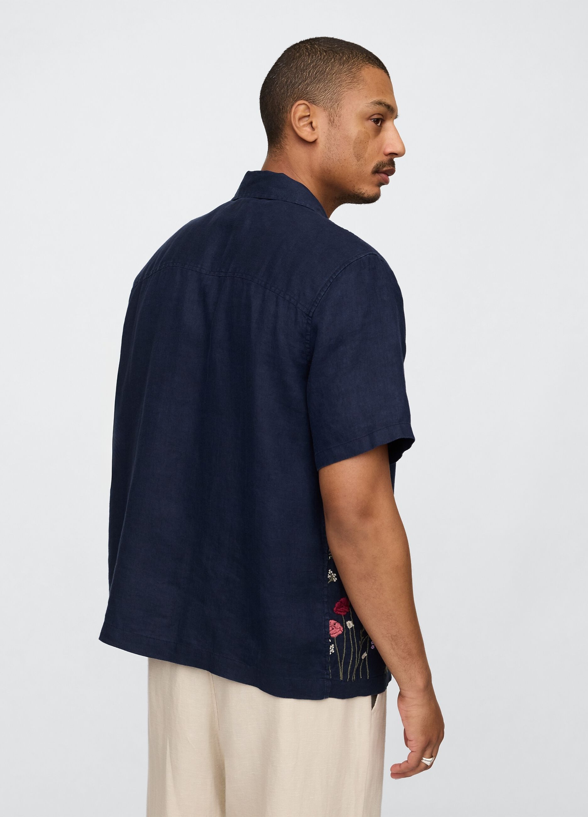 Camicia blu con ricami floreali_2