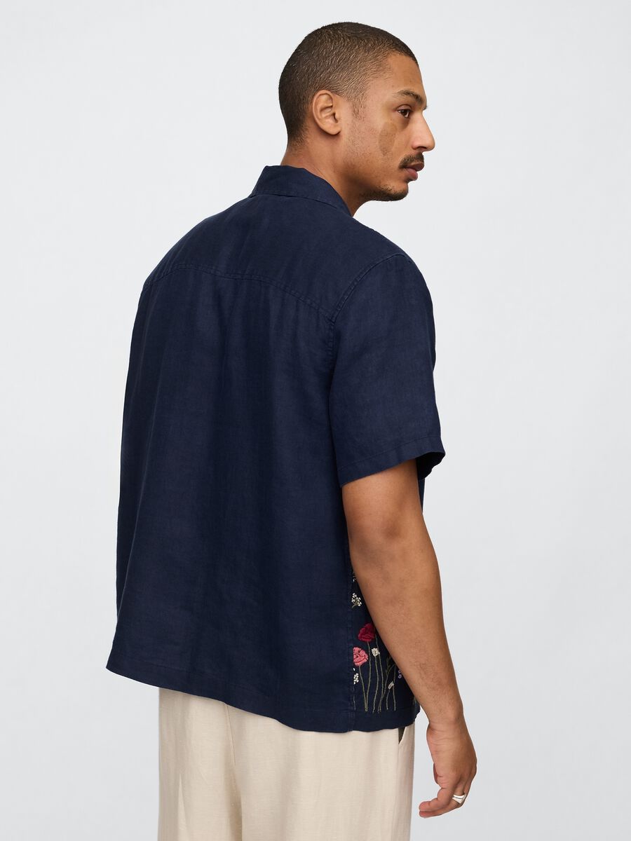 Camicia blu con ricami floreali Man_2