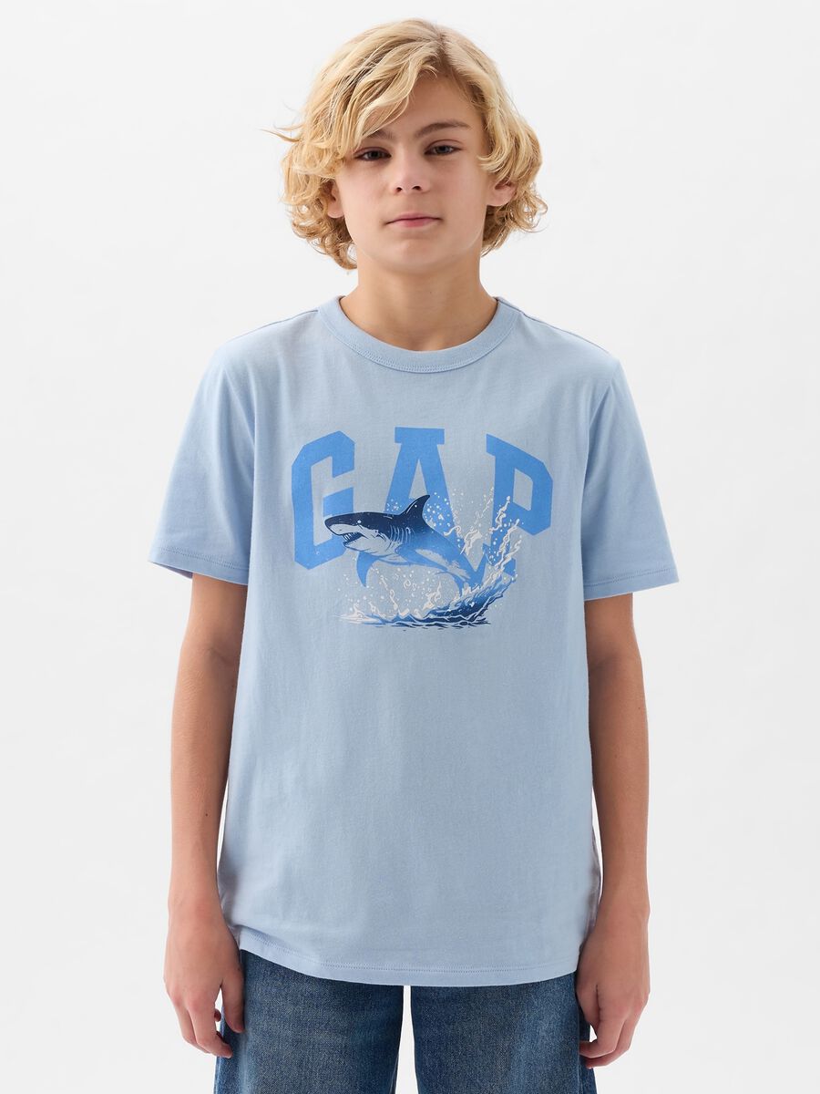 T-shirt in cotone stampa logo e squalo Bambino_0