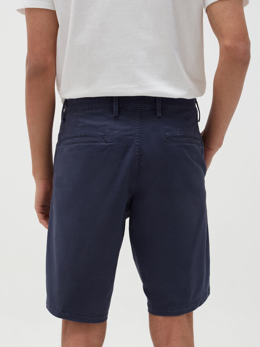 Bermuda chino in cotone e Lyocell Uomo_2