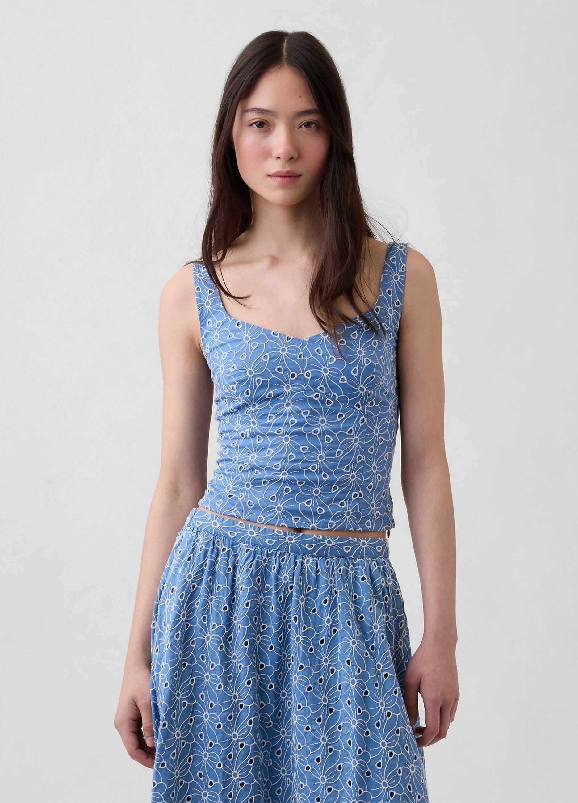 Top in puro cotone con ricamo floreale traforato