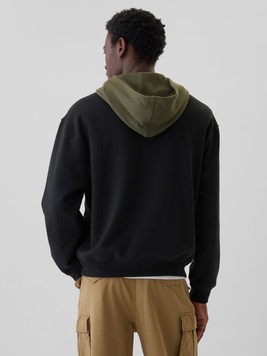 Felpa con cappuccio a contrasto e patch logo bouclé  Uomo_2