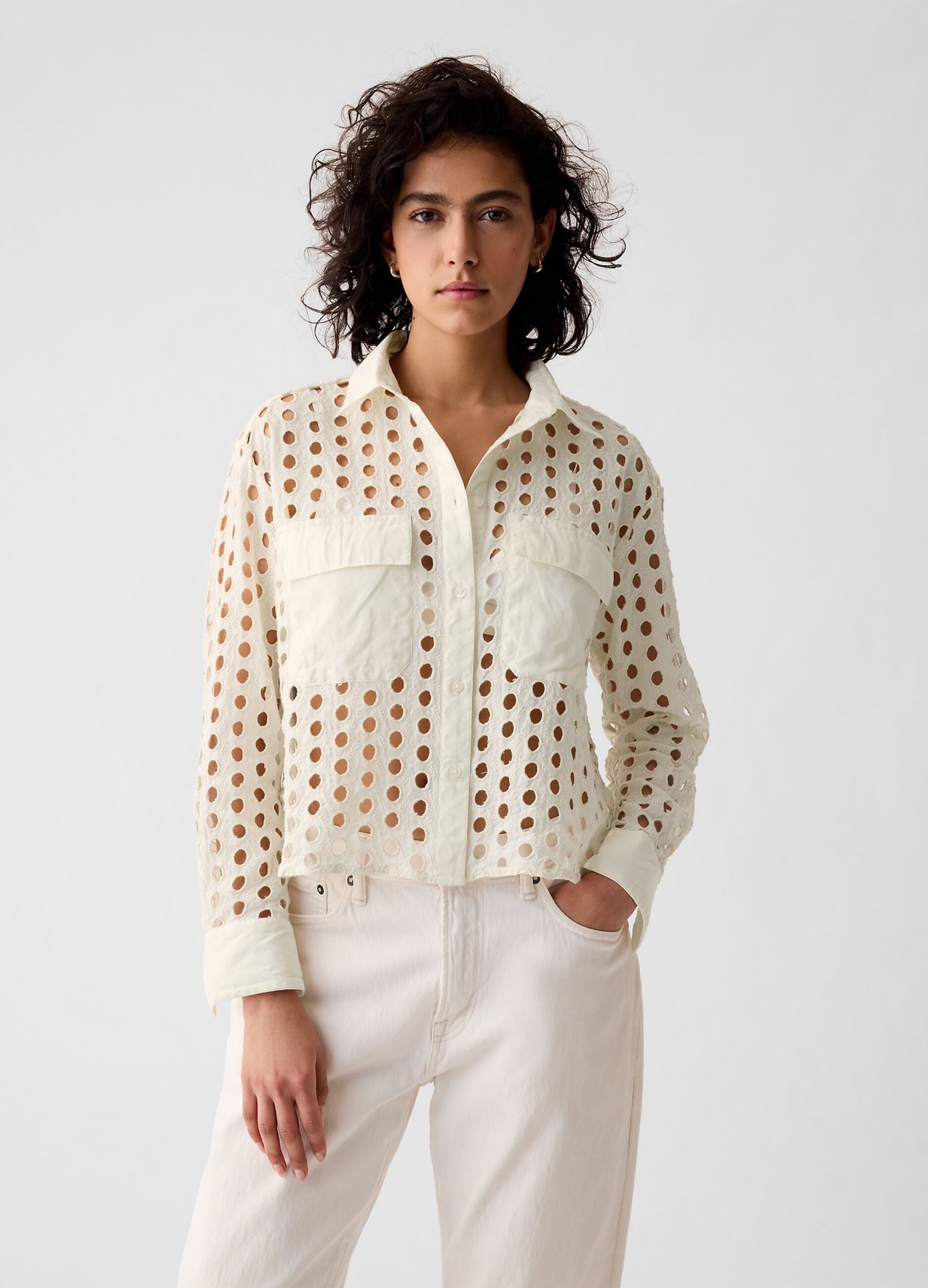 Camicia cropped con dettagli traforati