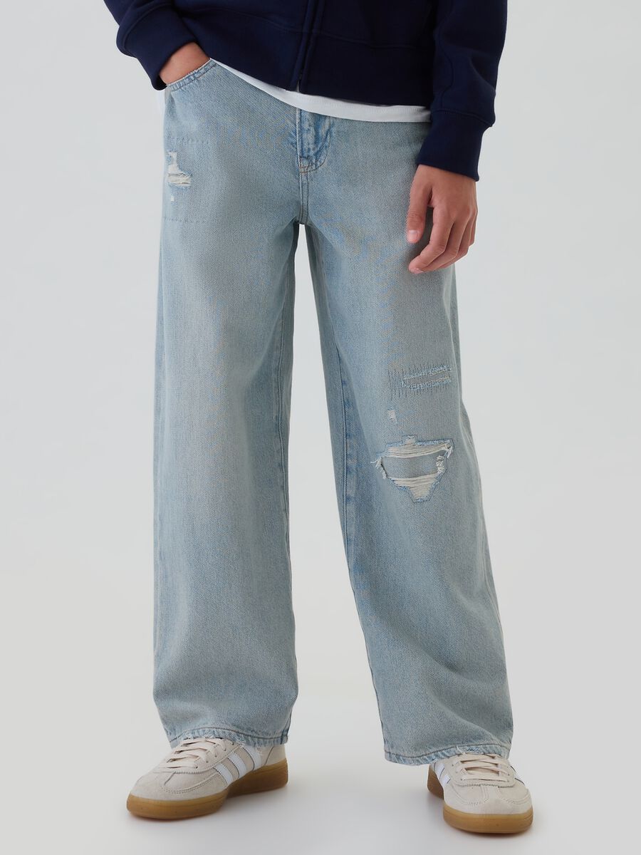 Jeans baggy fit con abrasioni Bambino_1