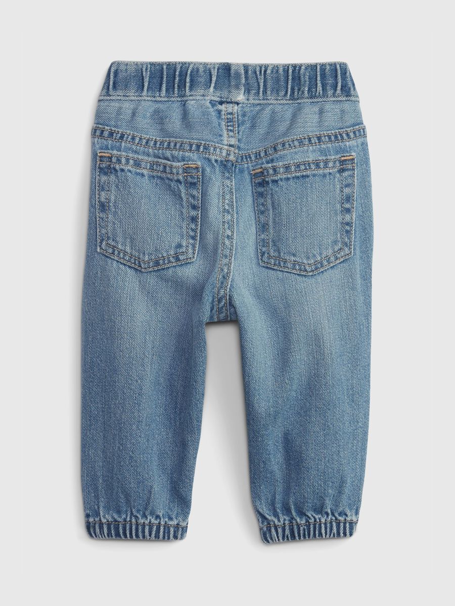 Jeans in cotone bio con ricamo orsetto Neonato_1
