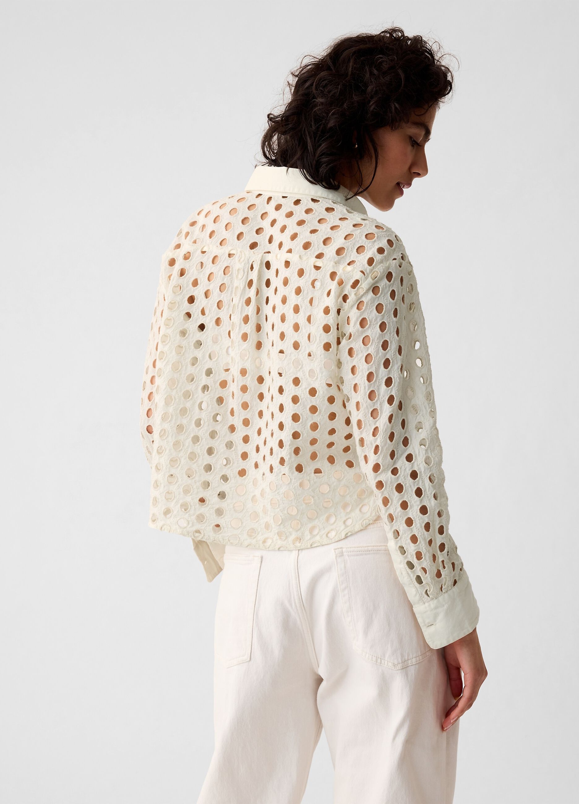 Camicia cropped con dettagli traforati_3