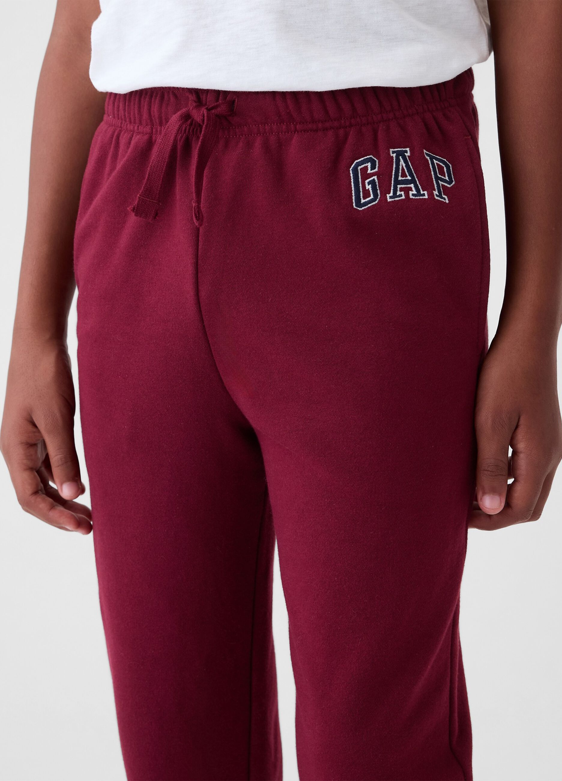 Jogger slim fit con coulisse e ricamo logo_3