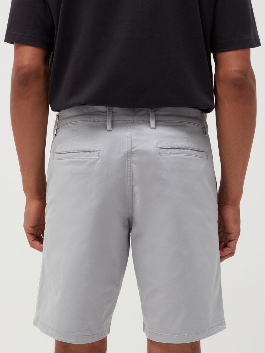 Bermuda chino in cotone e Lyocell Uomo_2