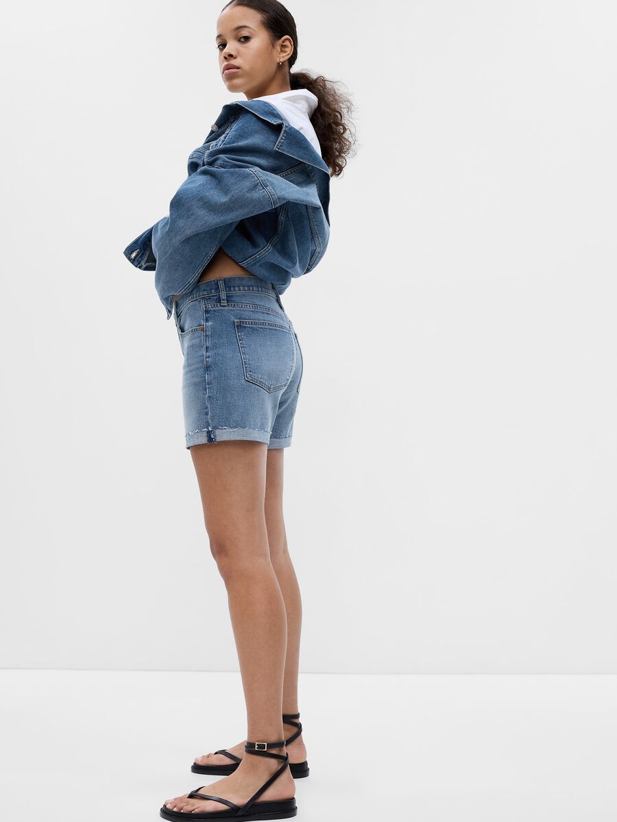 Girlfriend shorts in denim with raw hem Woman_1