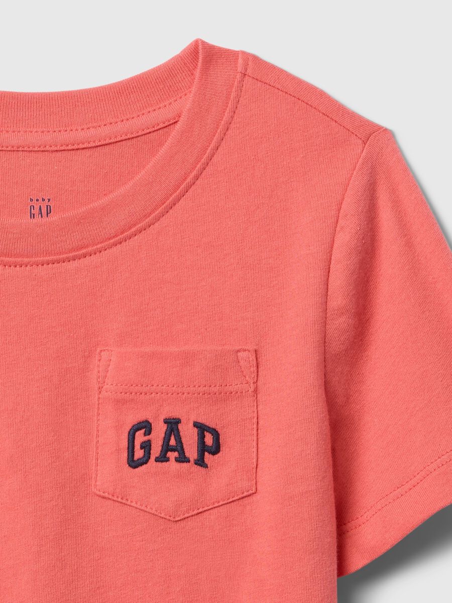 T-shirt rosa con taschino e logo GAP Baby Boy_2