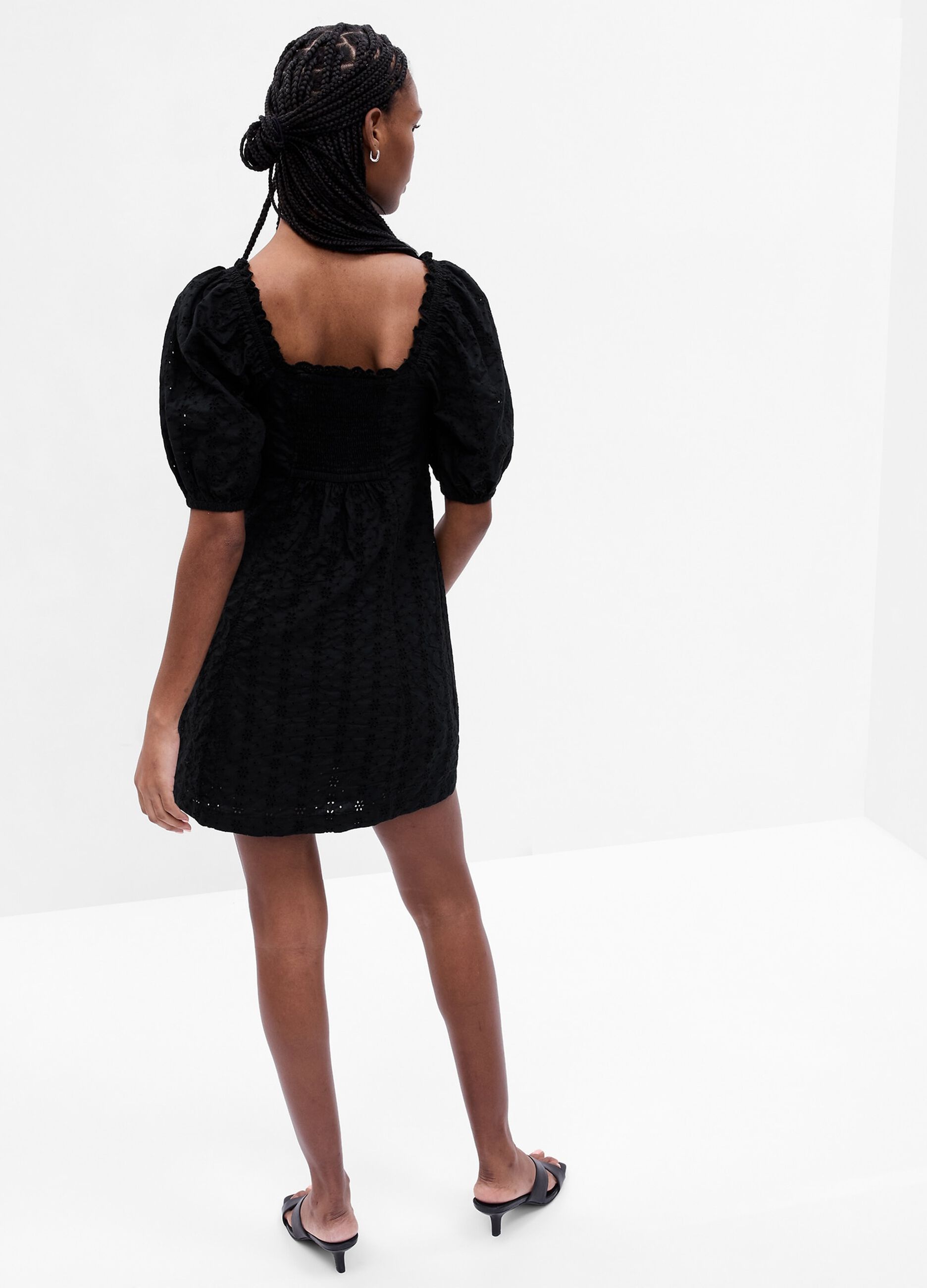 Broderie anglaise dress with puff sleeves_1