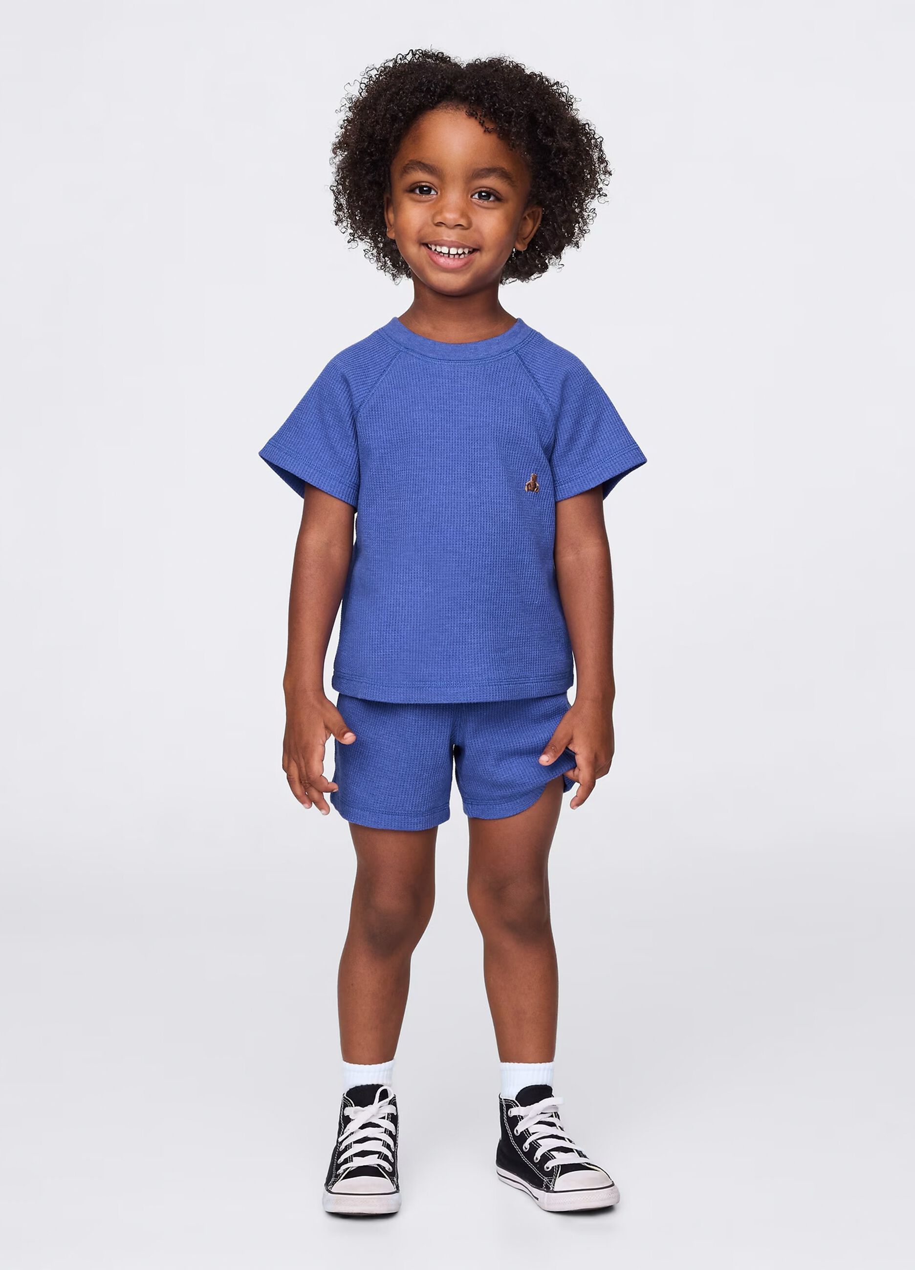 Set blu con t-shirt e shorts