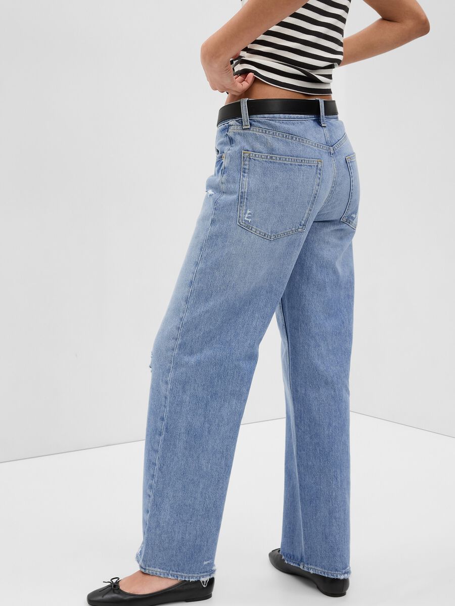 Jeans straight fit a vita bassa con abrasioni Donna_1