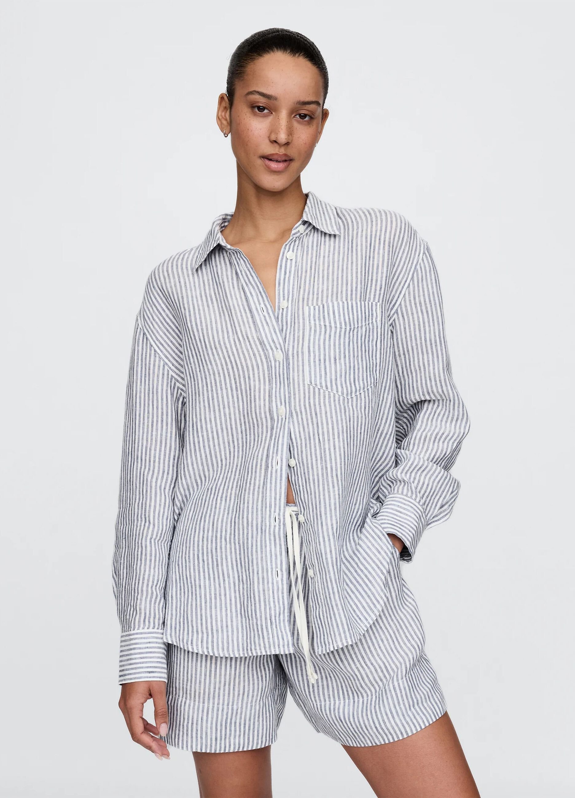 Camicia a righe bianche e blu ampia in puro lino