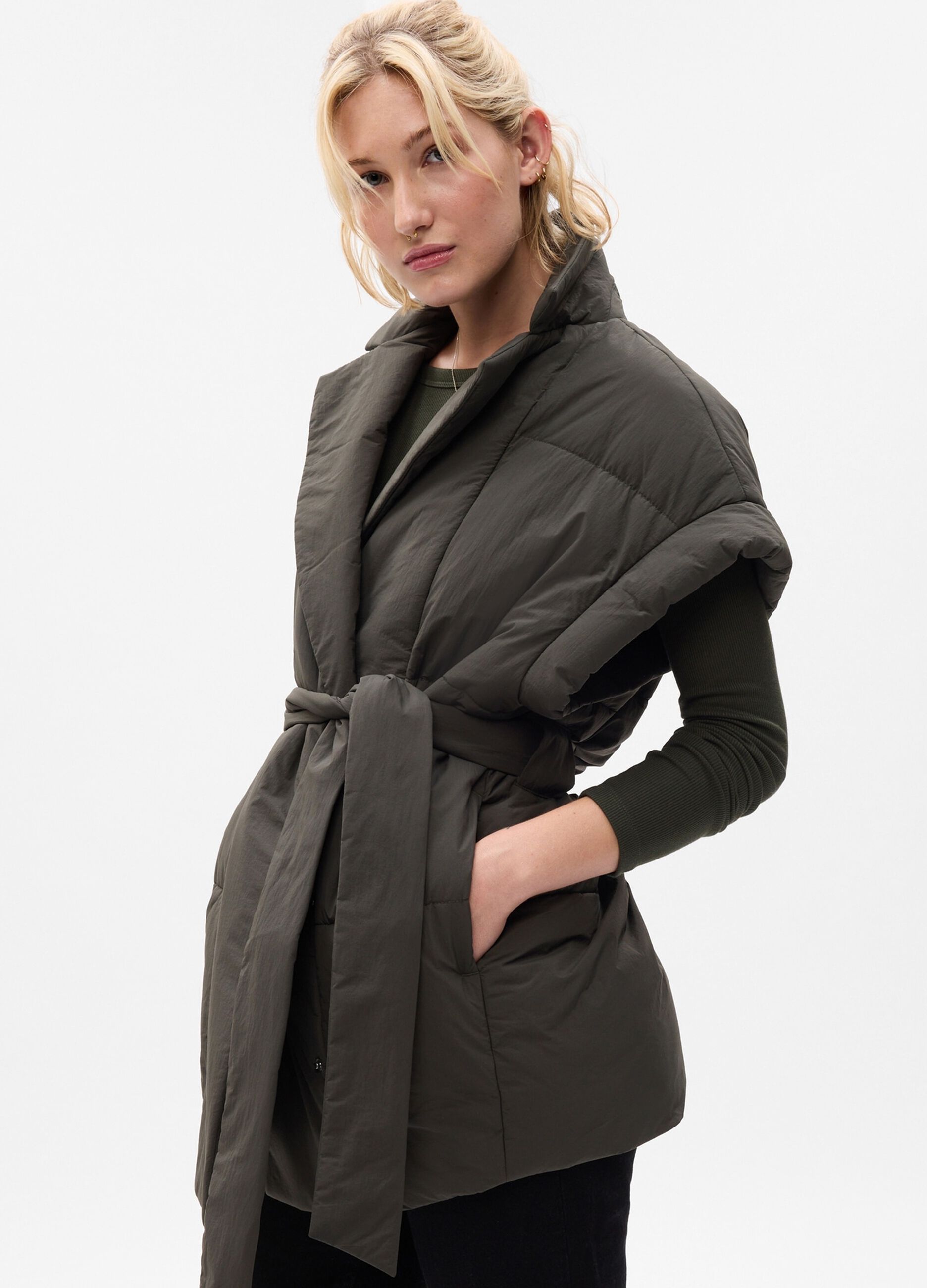 Sleeveless down jacket with belt