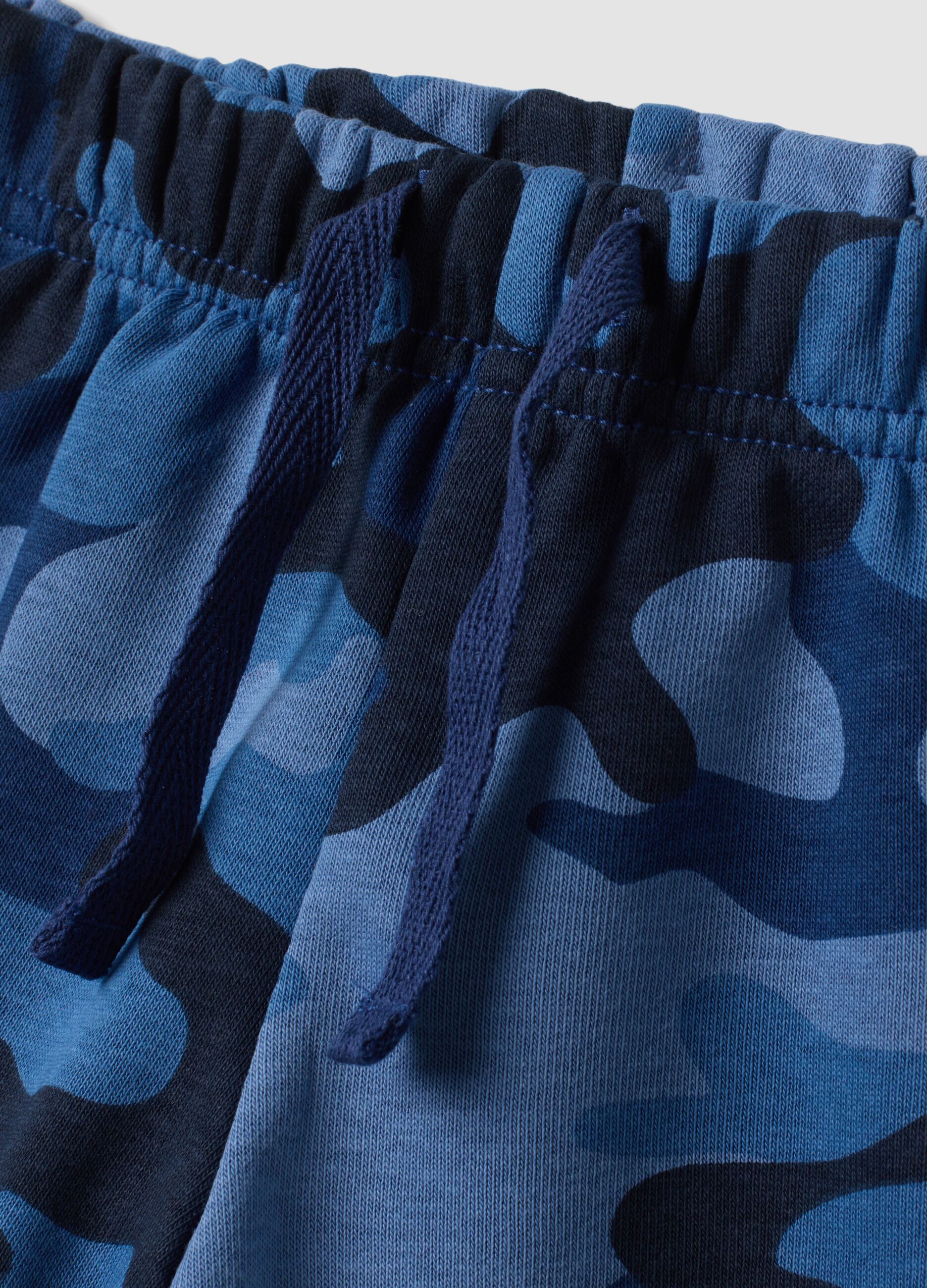 Shorts con logo GAP in misto cotone