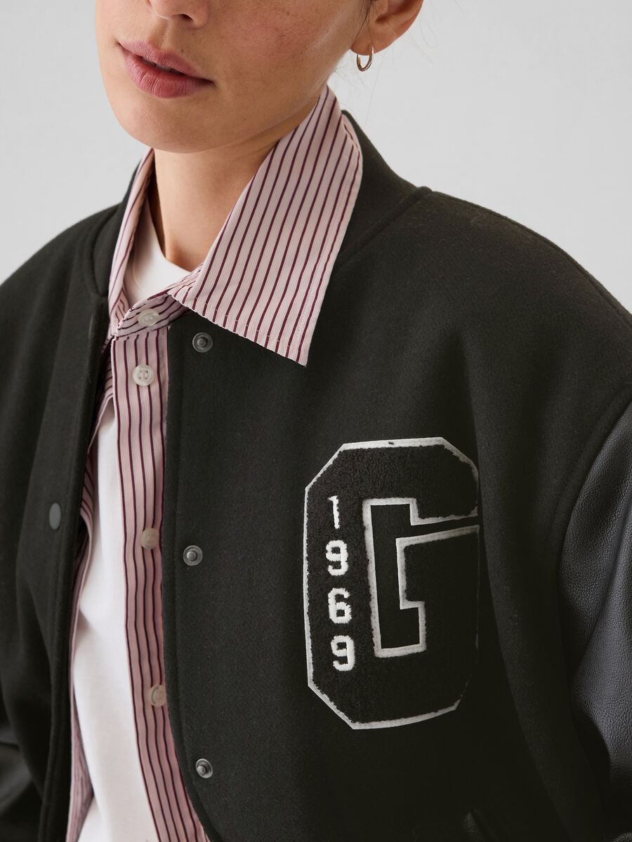 Bomber varsity con maniche effetto lucido Donna_3