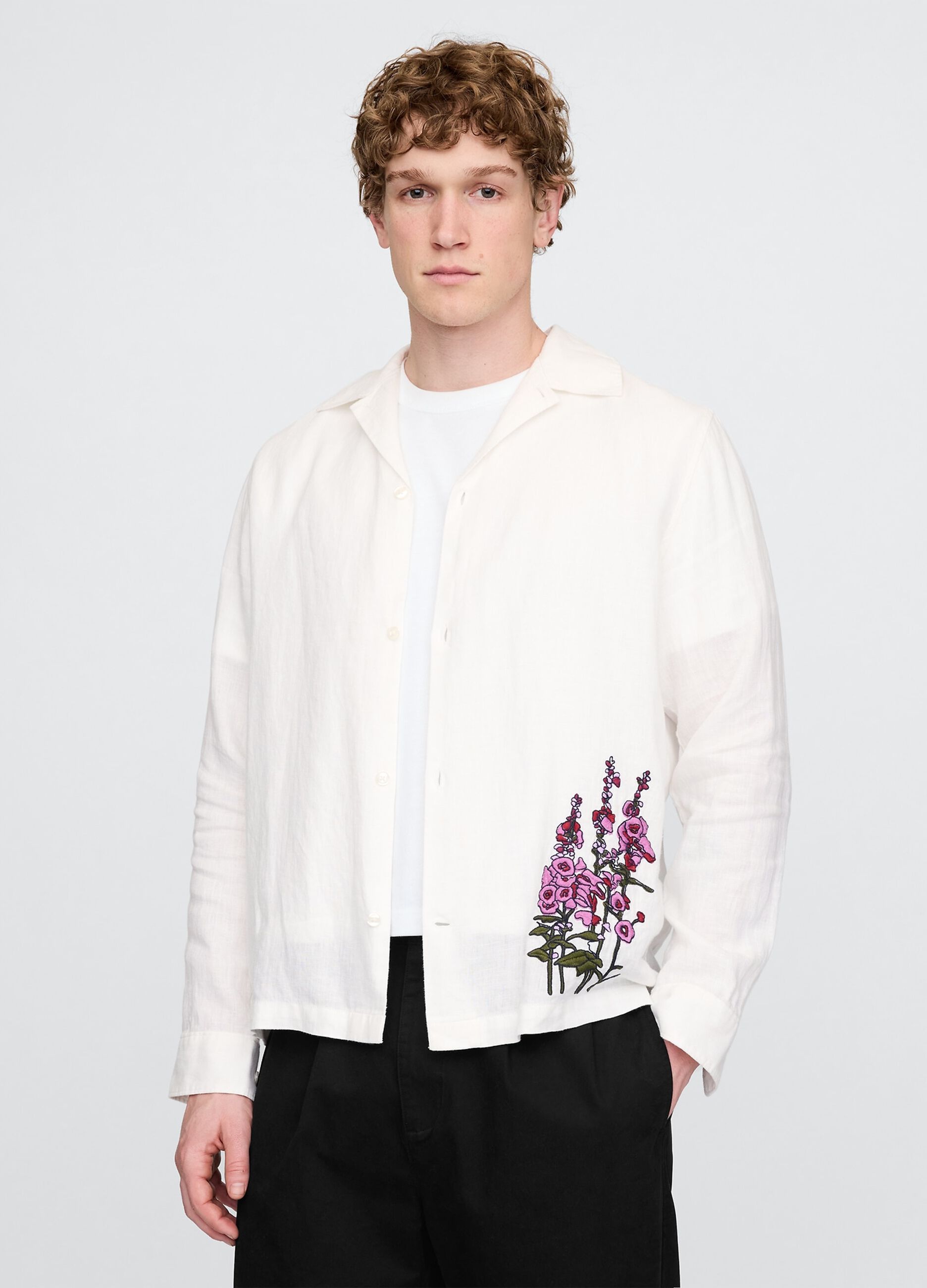 Camicia bianca con ricamo floreale