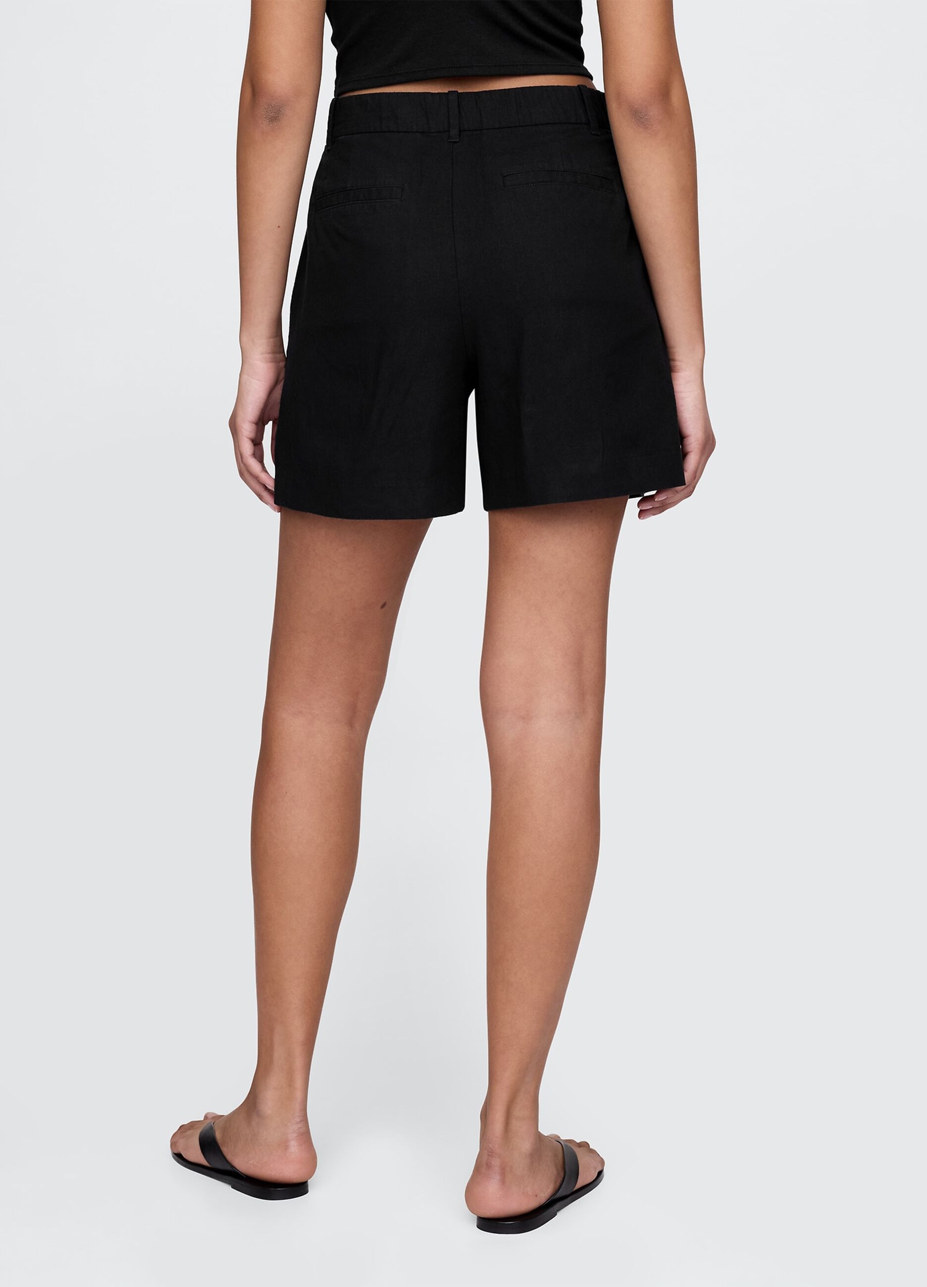 Completo nero estivo con gilet e shorts_2