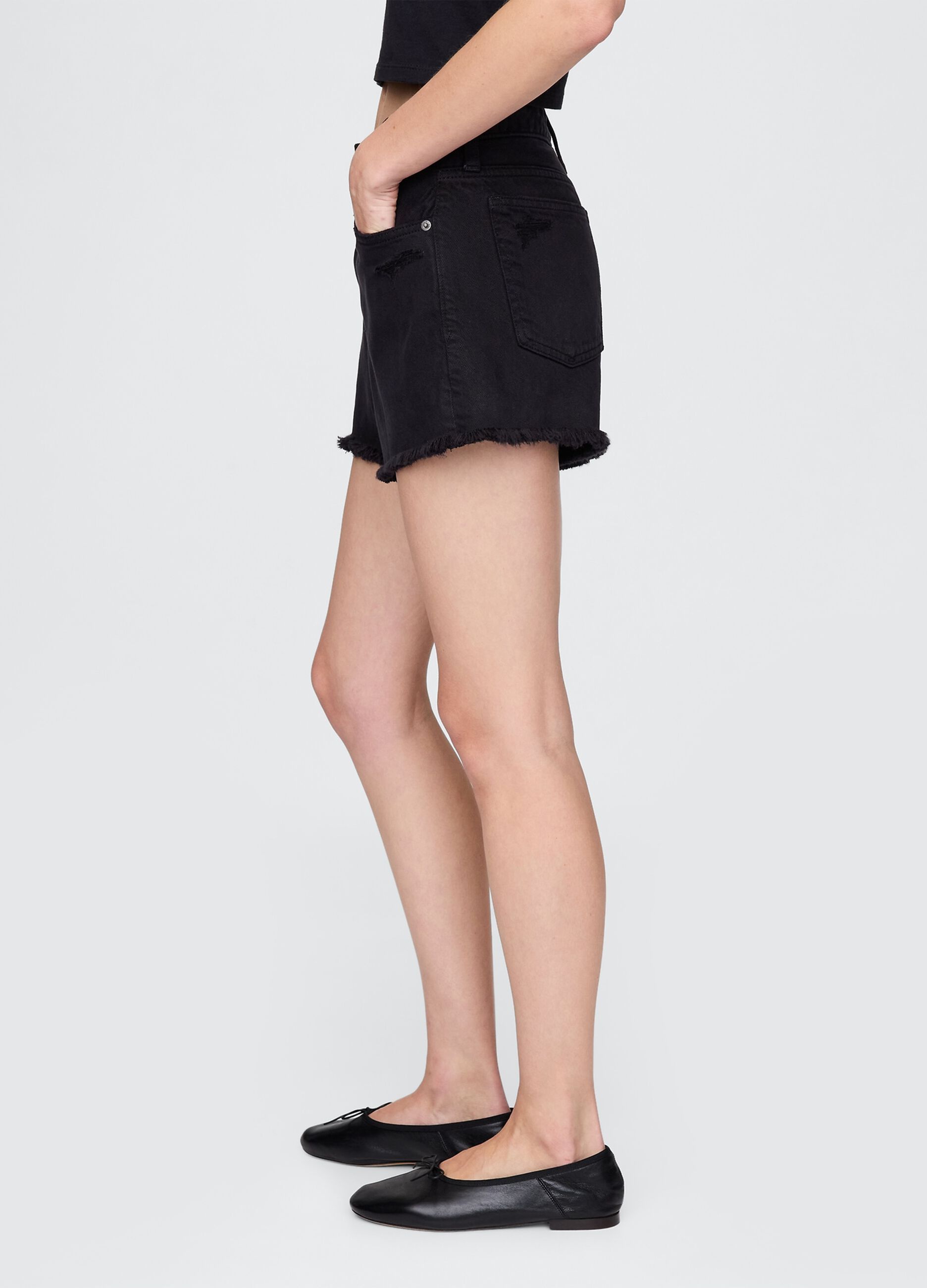 Short in denim nero con orlo sfrangiato_3