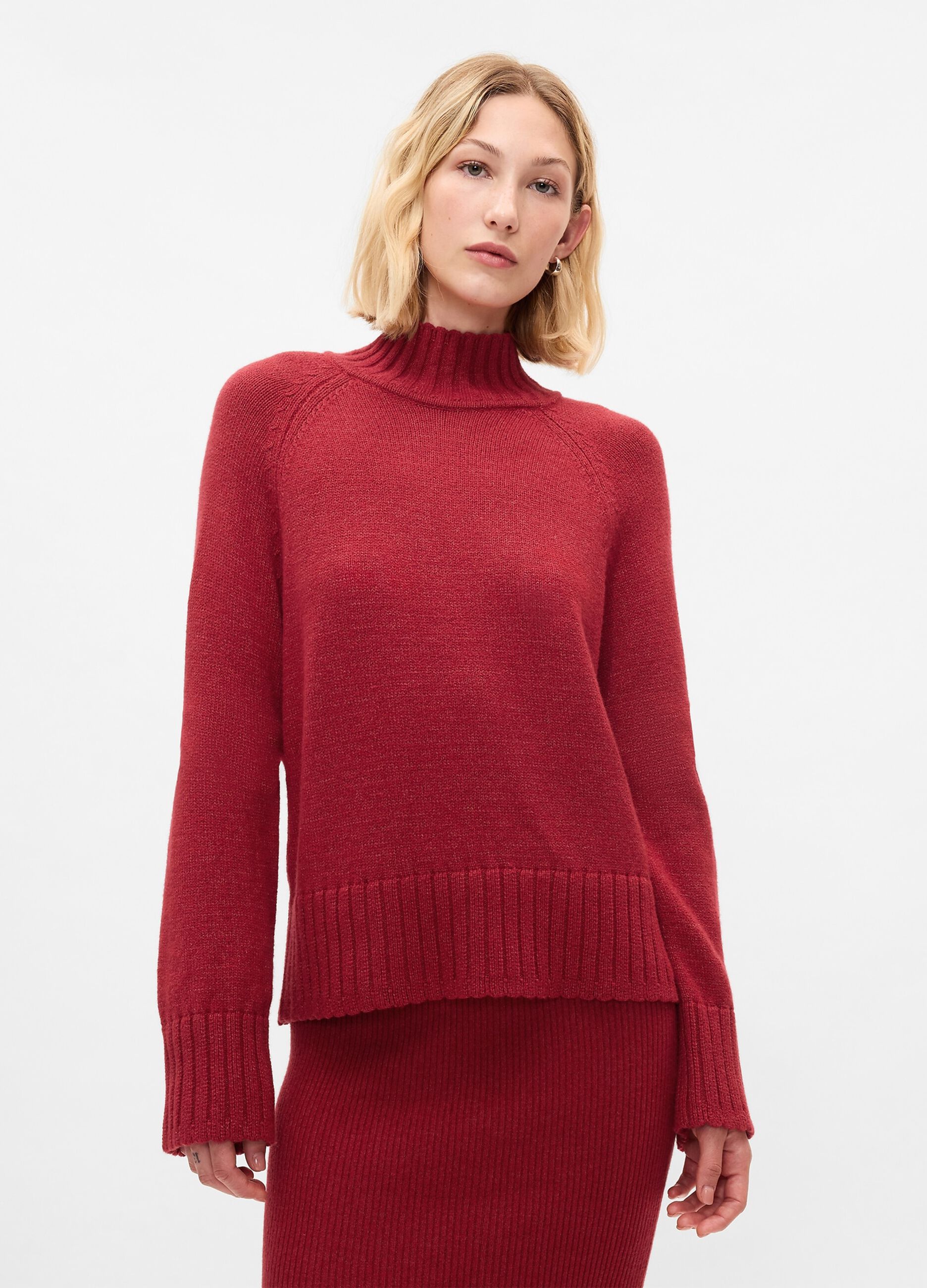 Maglione cropped mock neck con maniche raglan