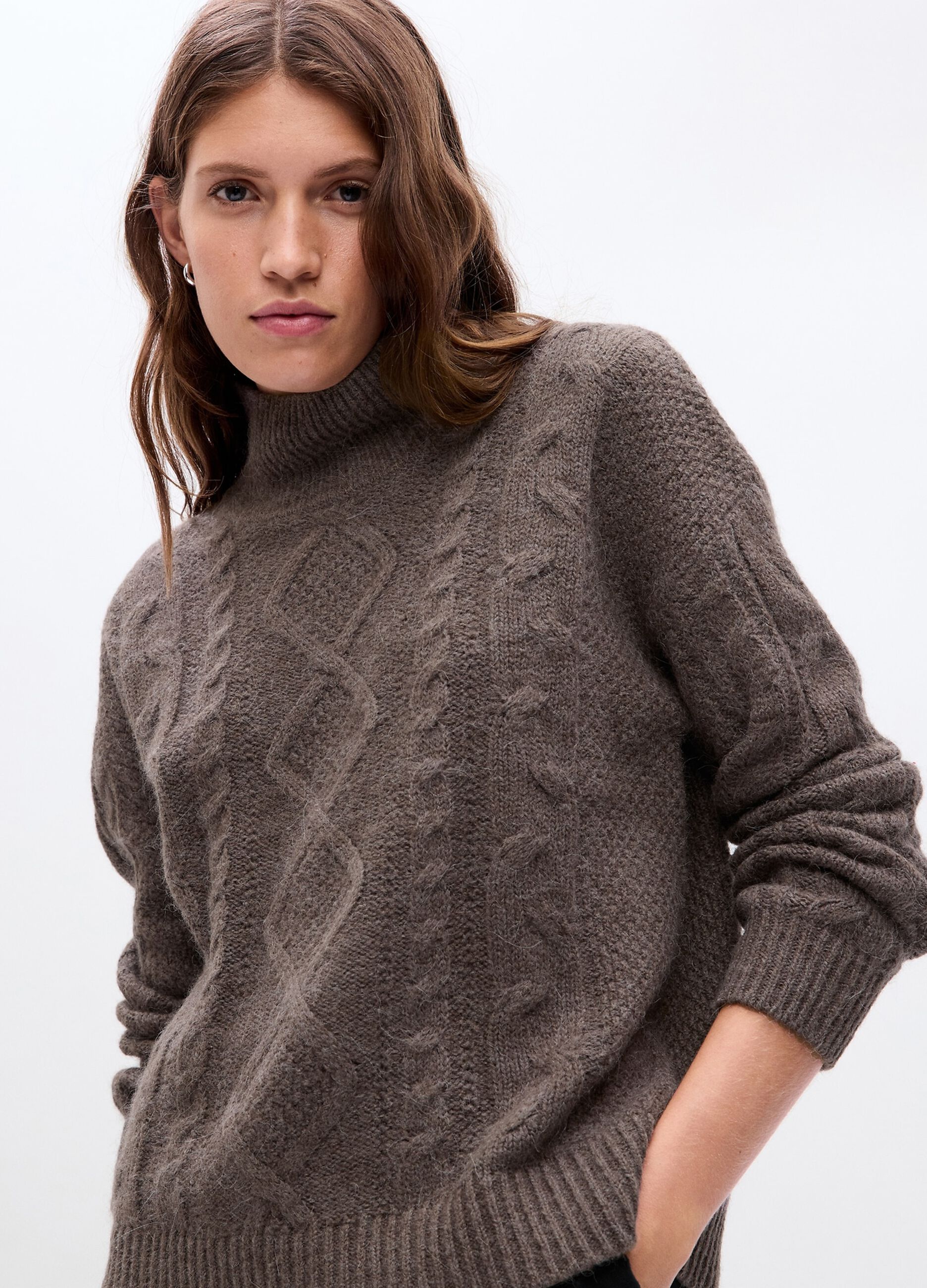 Pullover mock neck con lavorazione intrecciata_2